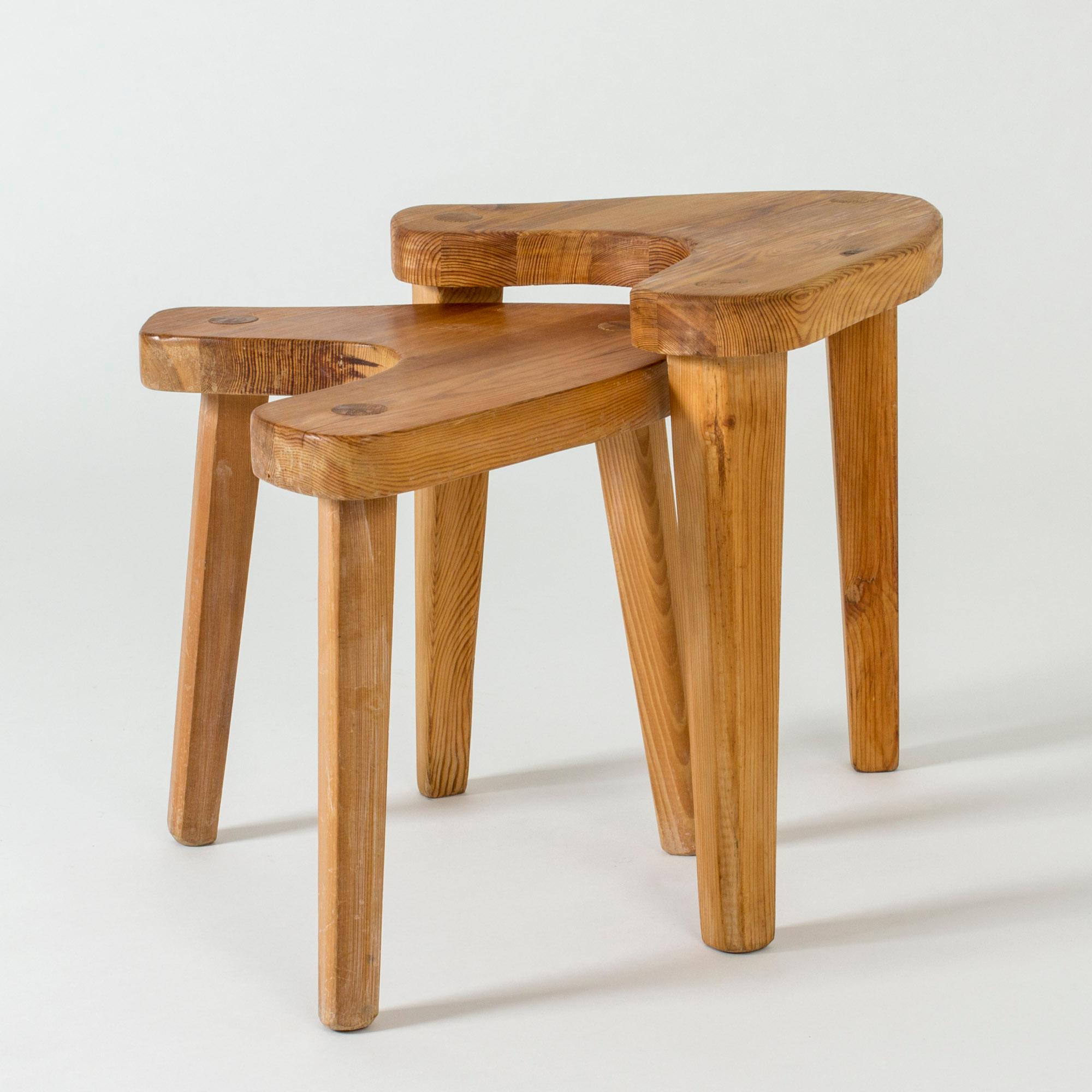 Pair of cool midcentury stools, made from pine. Rustic U-shaped design with accentuated joinery. The stools are different heights and fit into each other perfectly.

Measures: Large stool: Height 44 cm, width 48 cm, depth 45 cm
Smaller stool: