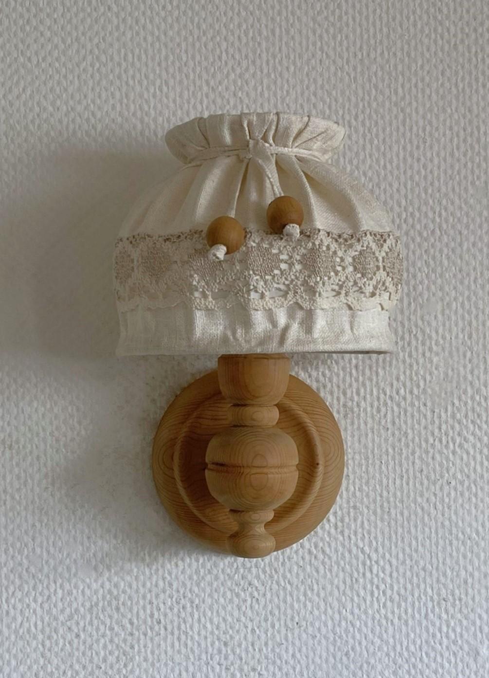 Scandinave moderne Paire d'appliques murales en pin avec abat-jour en lin, Suède, années 1950 en vente
