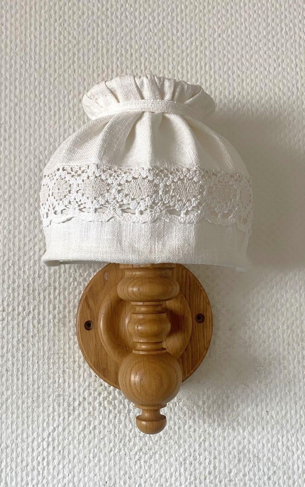 Pareja de apliques suecos de pino de mediados de siglo con pantallas de lino, Suecia, años 50 Sueco en venta