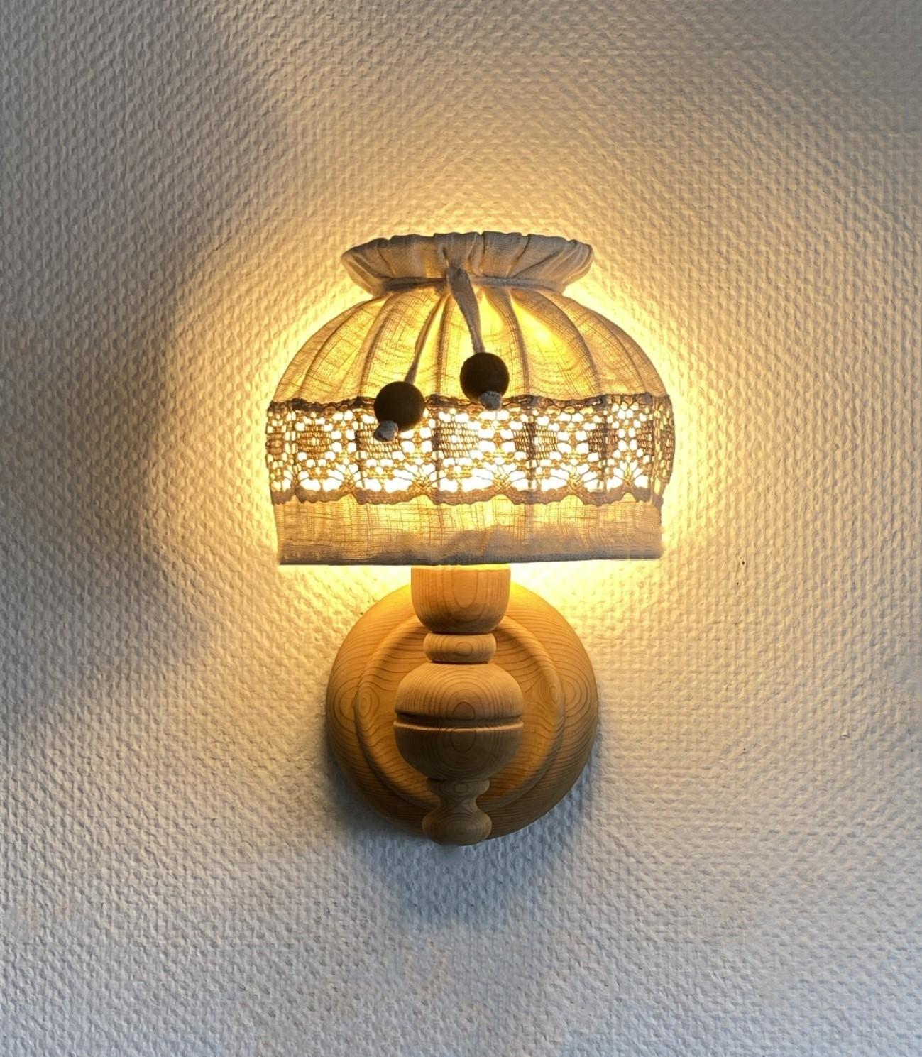 Pin Paire d'appliques murales en pin avec abat-jour en lin, Suède, années 1950 en vente