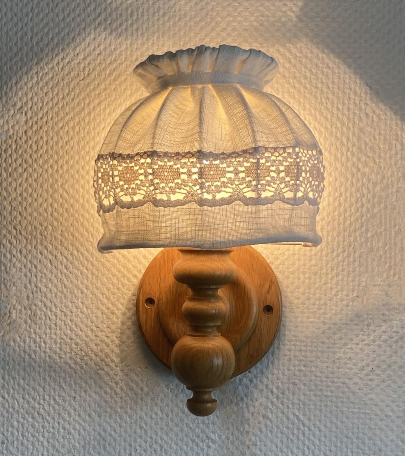 Pareja de apliques suecos de pino de mediados de siglo con pantallas de lino, Suecia, años 50 en venta 1