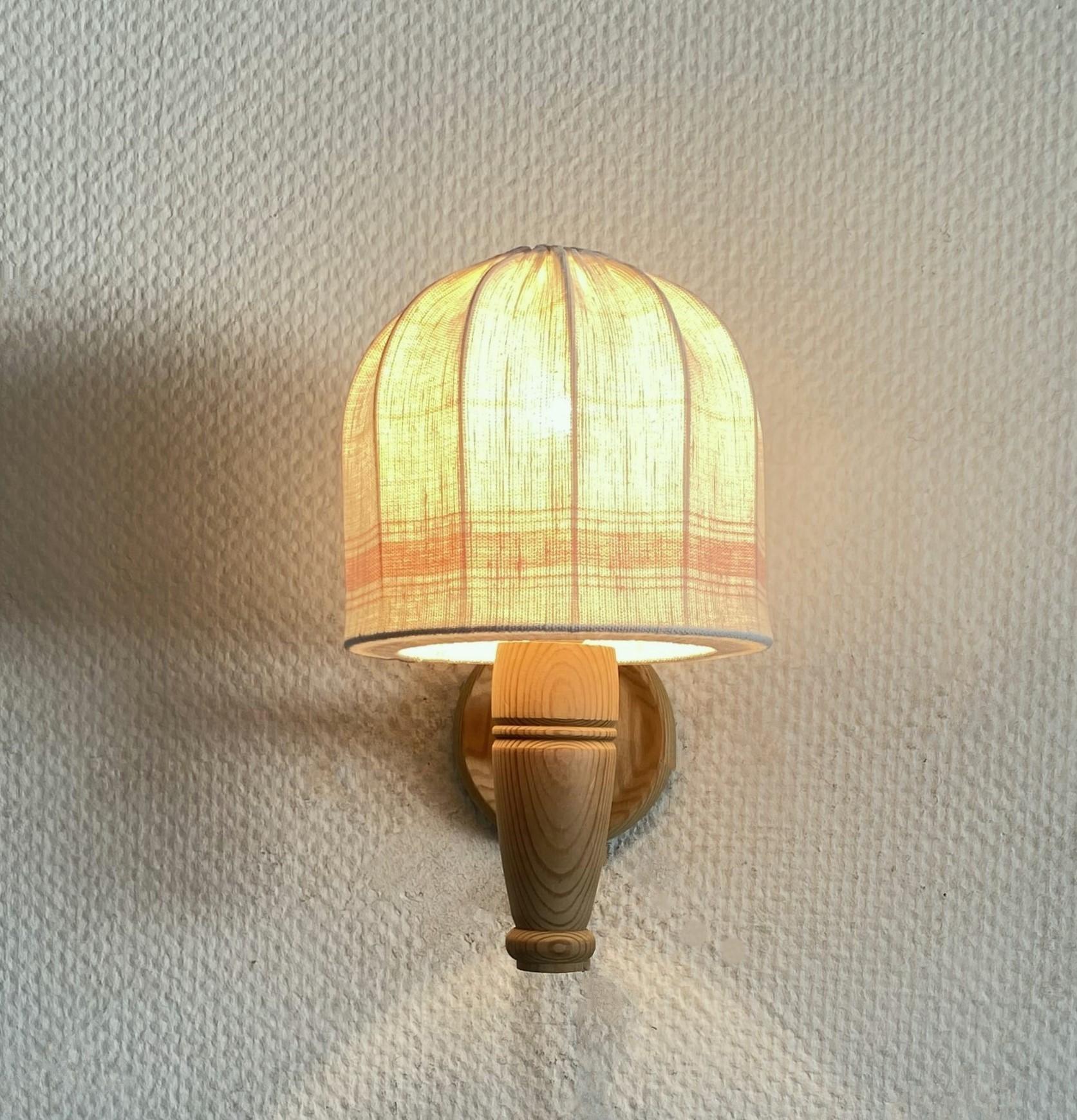 Coppia di applique svedesi del Medioevo in legno di pino e tessuto, Svezia, anni '60 in vendita 3