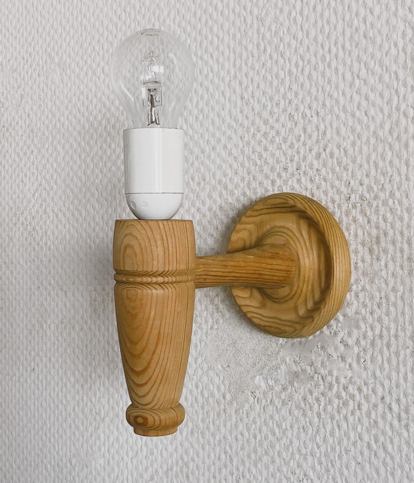 Coppia di applique svedesi del Medioevo in legno di pino e tessuto, Svezia, anni '60 in vendita 4