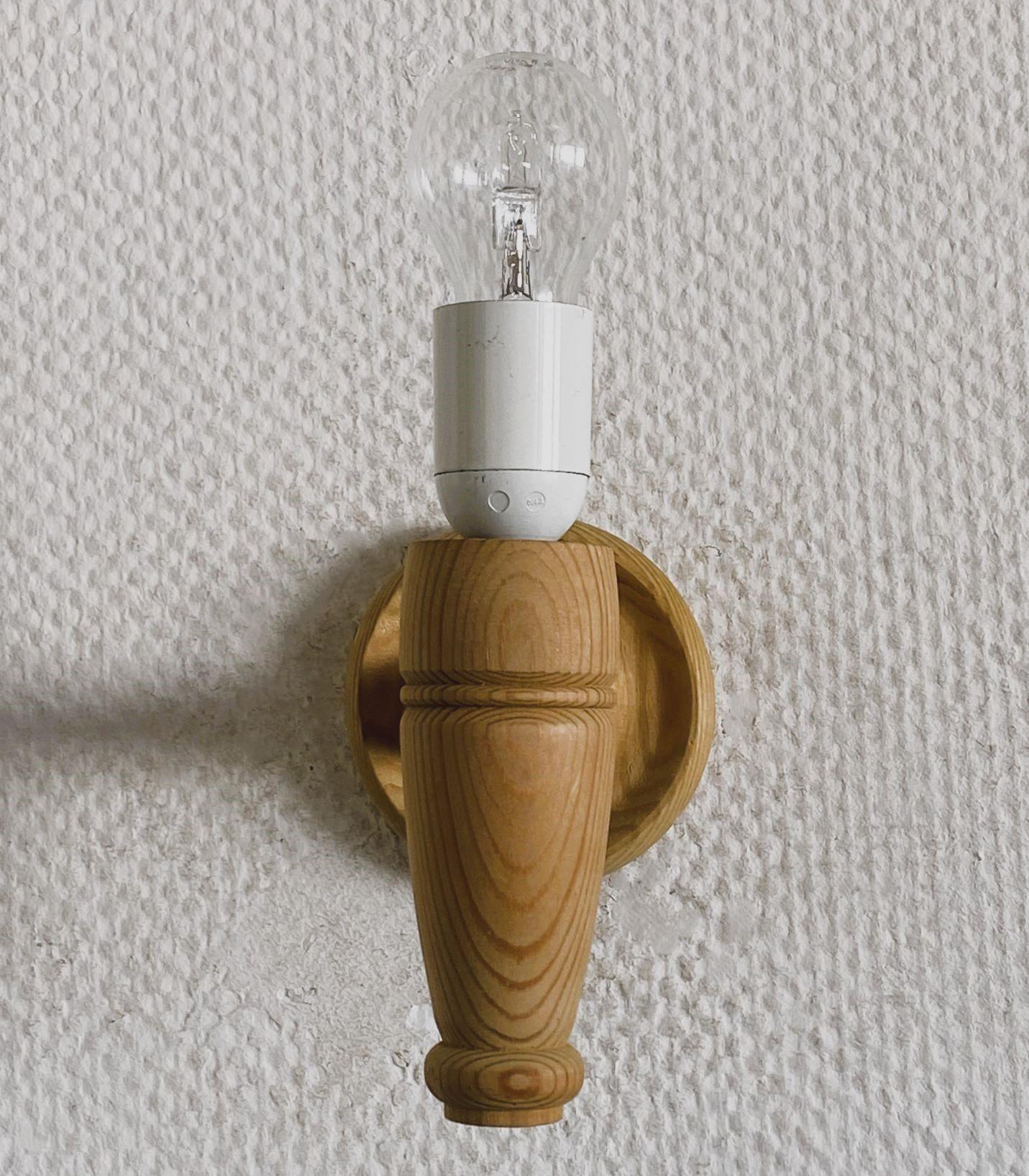 Coppia di applique svedesi del Medioevo in legno di pino e tessuto, Svezia, anni '60 in vendita 5