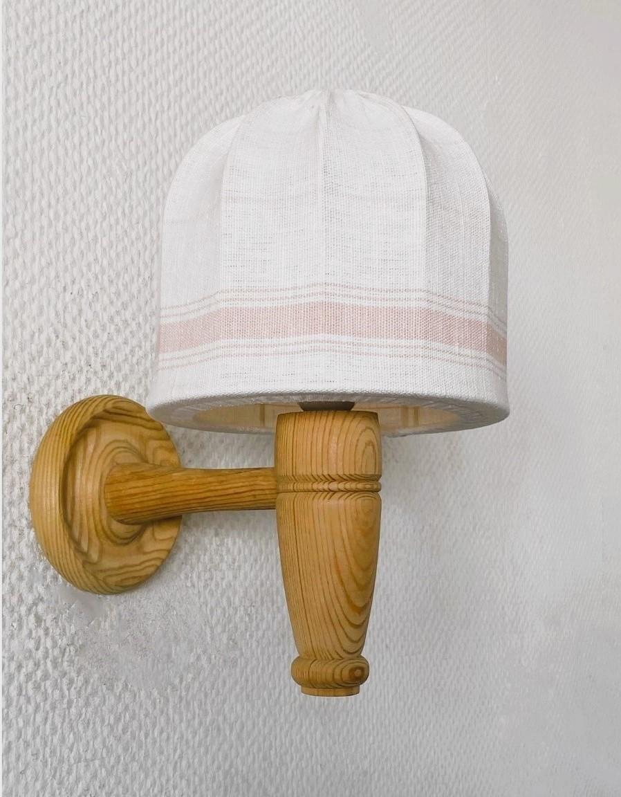 Scandinavo moderno Coppia di applique svedesi del Medioevo in legno di pino e tessuto, Svezia, anni '60 in vendita
