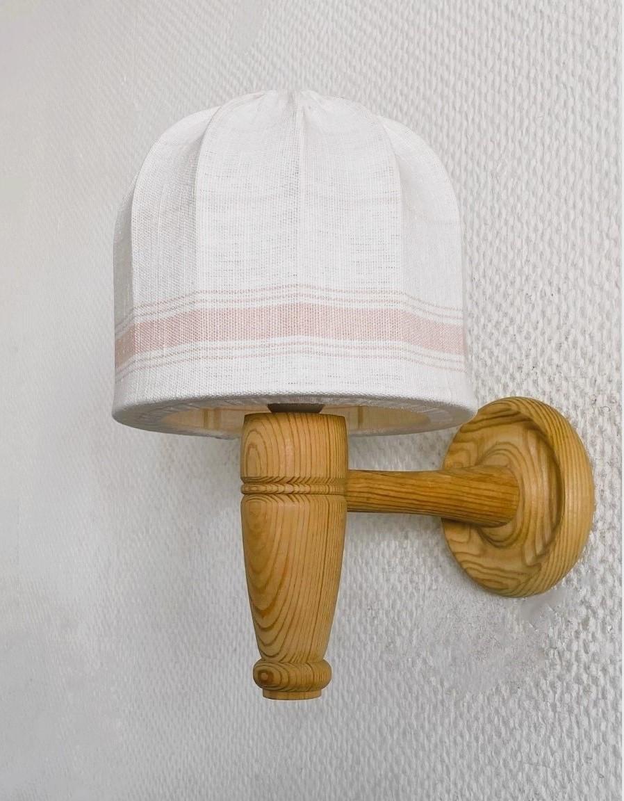 Svedese Coppia di applique svedesi del Medioevo in legno di pino e tessuto, Svezia, anni '60 in vendita