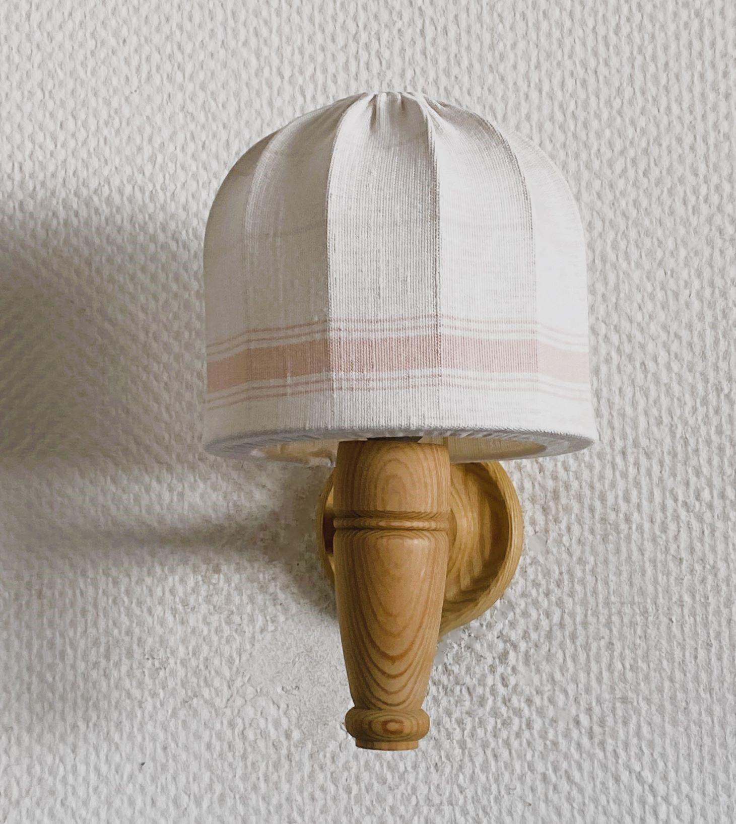 XX secolo Coppia di applique svedesi del Medioevo in legno di pino e tessuto, Svezia, anni '60 in vendita