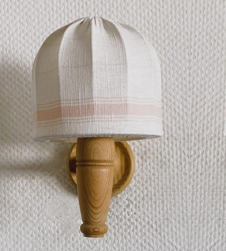 Pino Coppia di applique svedesi del Medioevo in legno di pino e tessuto, Svezia, anni '60 in vendita