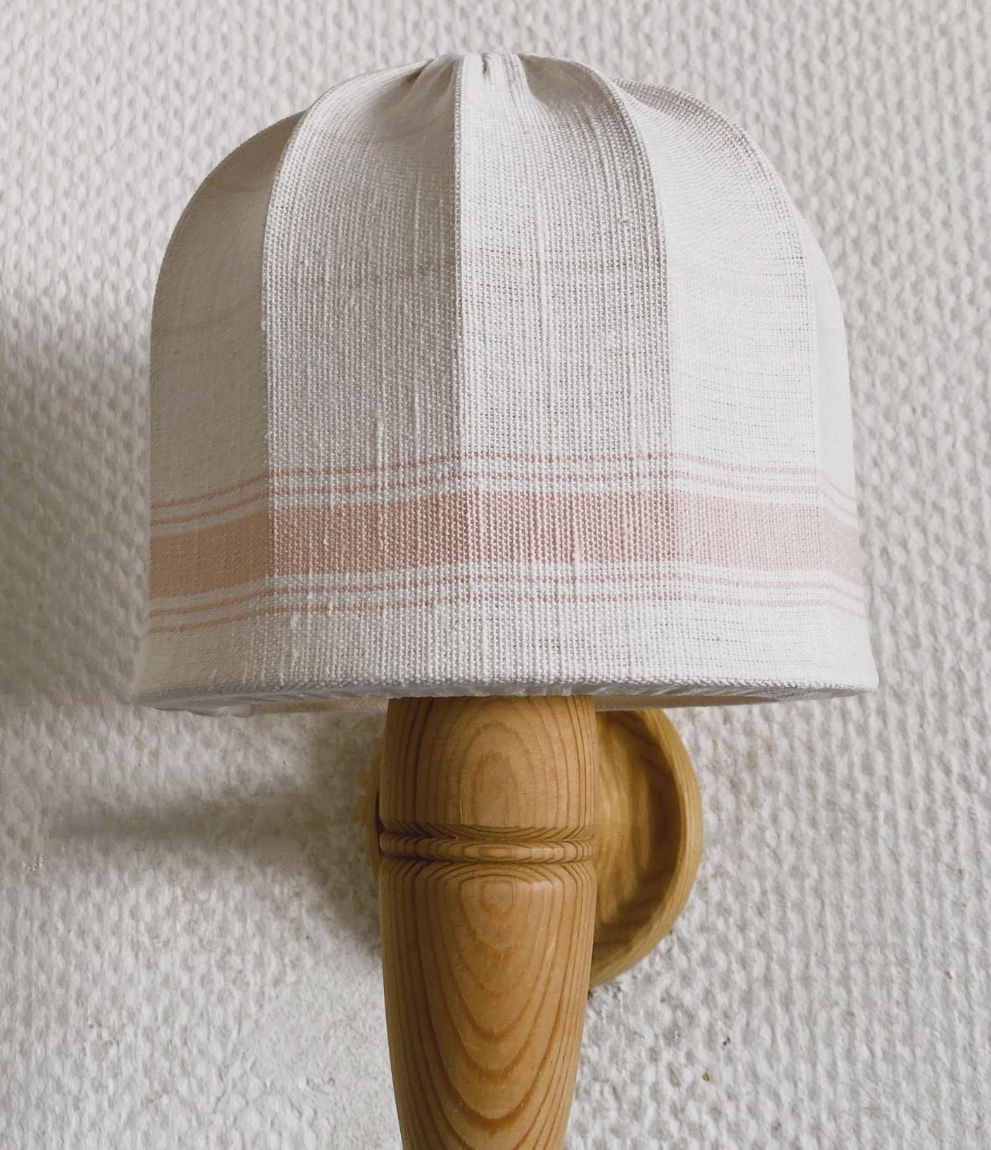 Coppia di applique svedesi del Medioevo in legno di pino e tessuto, Svezia, anni '60 in vendita 1