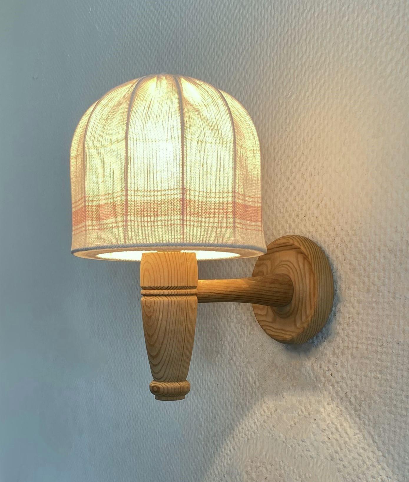 Coppia di applique svedesi del Medioevo in legno di pino e tessuto, Svezia, anni '60 in vendita 2