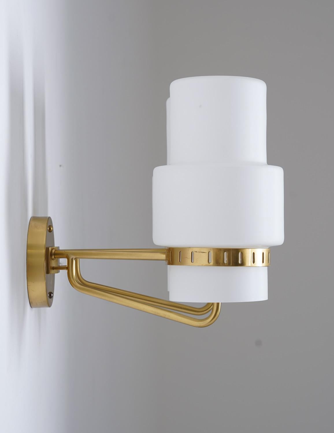 Pair of Swedish Midcentury Wall Lamps in Brass and Glass In Good Condition In Karlstad, SE