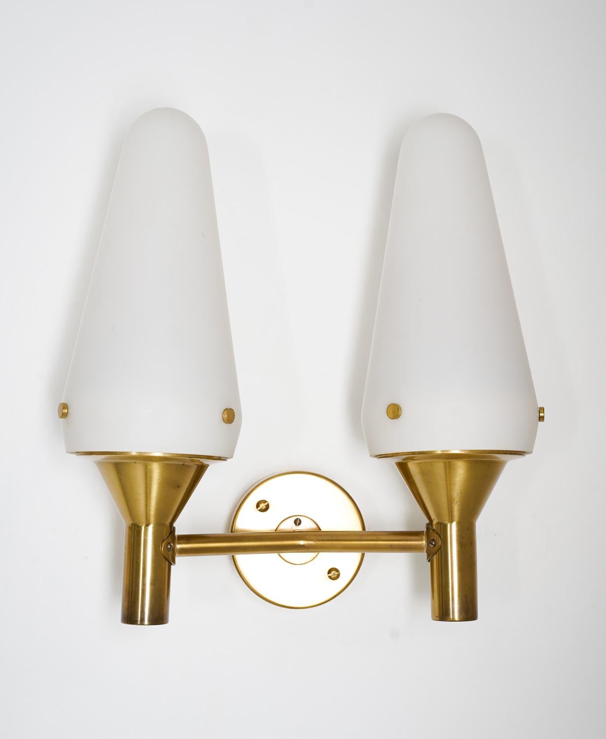 Pair of Swedish Midcentury Wall Lamps in Brass and Glass In Good Condition For Sale In Karlstad, SE
