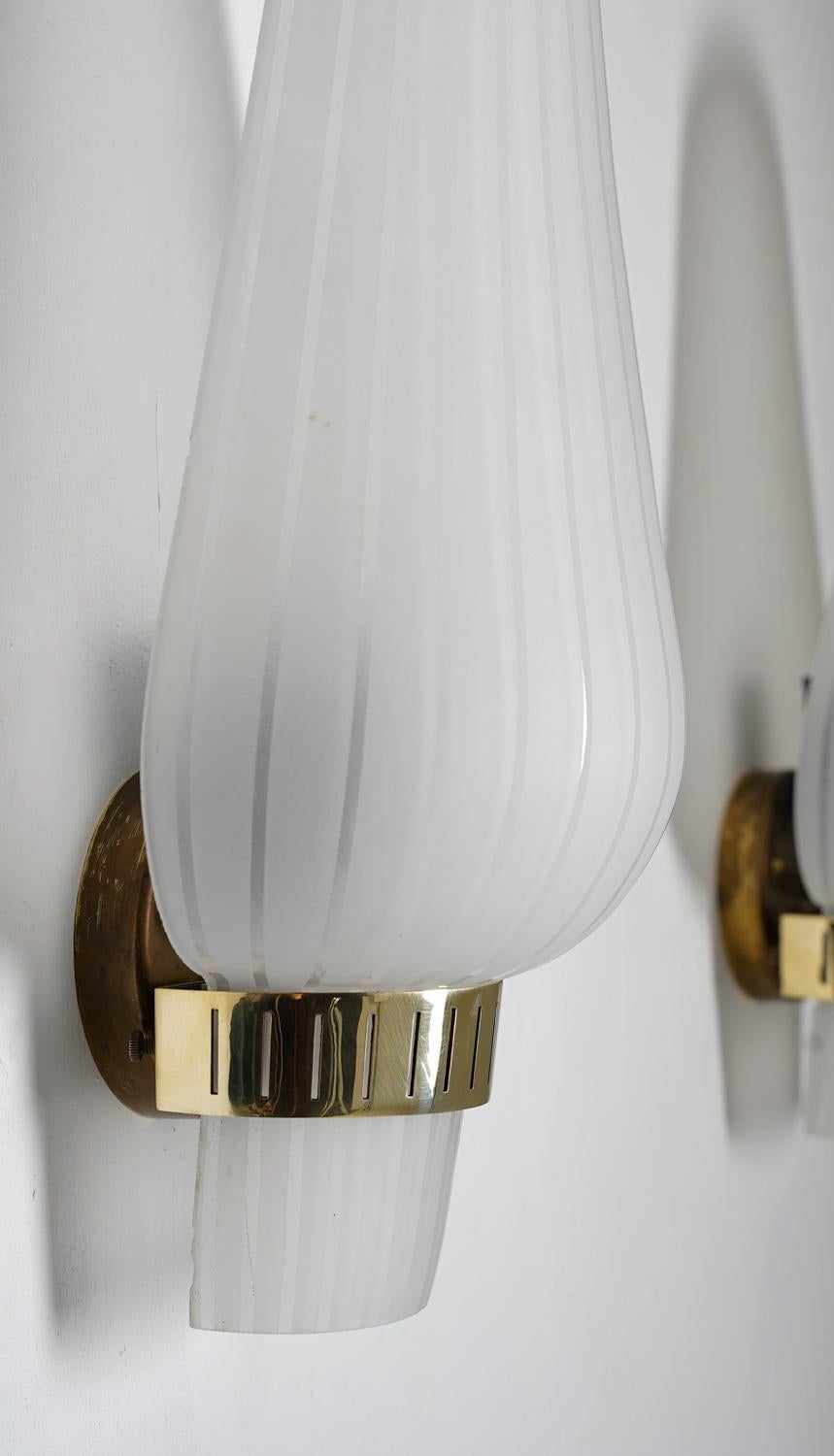 Pair of Swedish Mid-Century Wall Lamps in Brass and Glass by Böhlmarks For Sale 1
