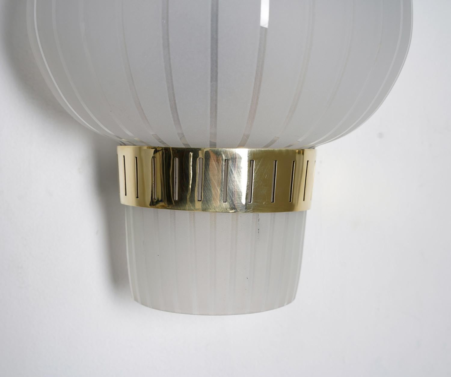 Ein Paar schwedische Wandlampen aus Messing und Glas von Böhlmarks aus der Mitte des Jahrhunderts im Angebot 1