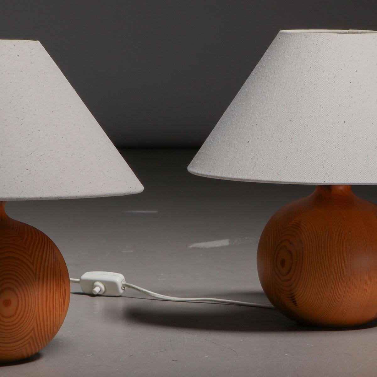 Pair of Swedish Minimalist Table Lamps in Pine, 1960s In Good Condition For Sale In Praha 2, Hlavní město Praha