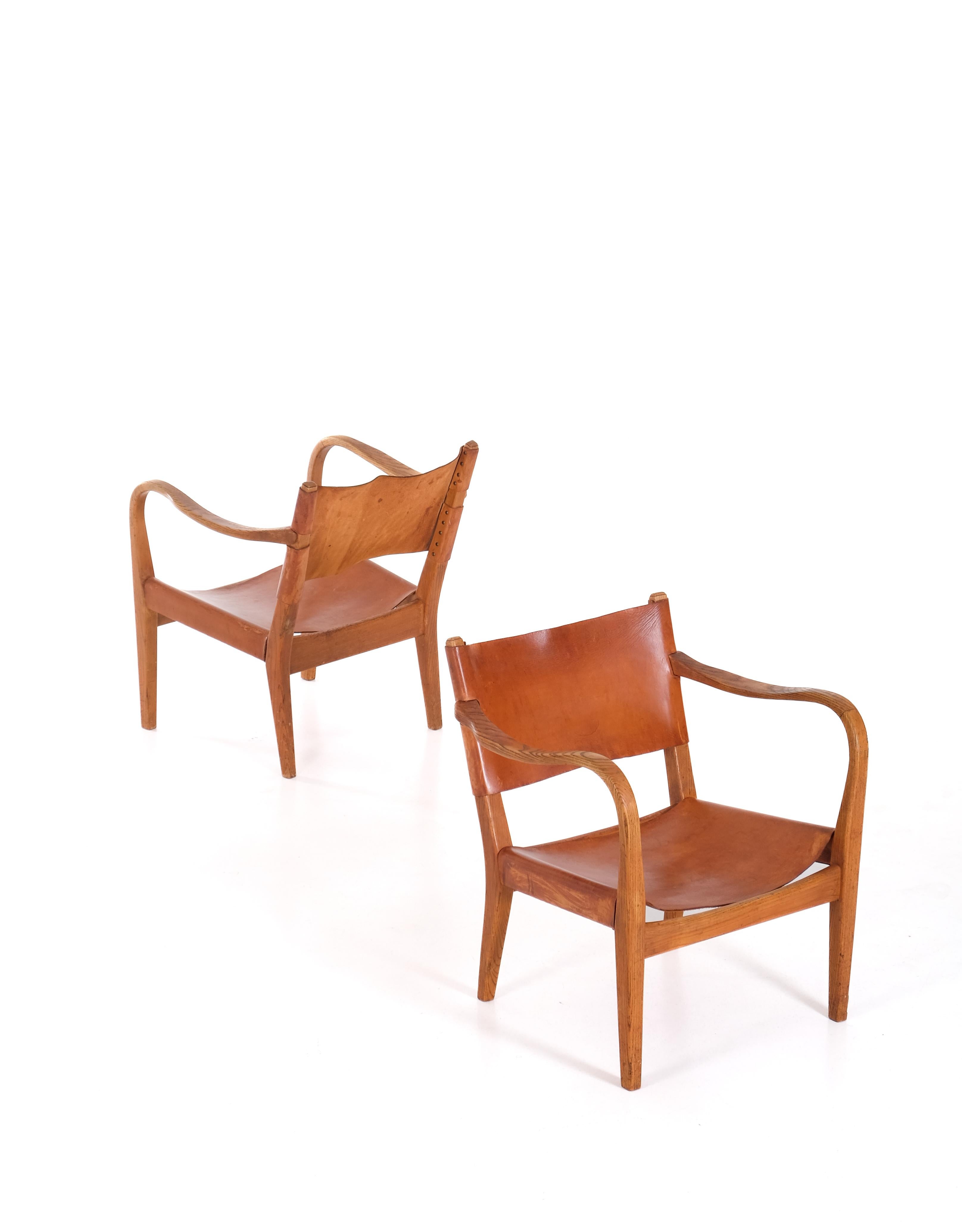 Attribuito a Bertil Fridhagen e prodotto da Svenska Möbelfabrikerna, Bodafors, Svezia, 1940. Firmato. 
Buone condizioni originali con piccoli segni d'uso.