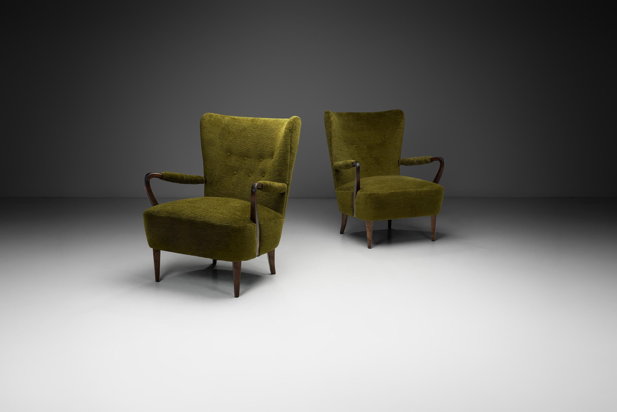 Questa coppia di poltrone moderne svedesi si distingue per la sua forma invitante e il suo carattere carismatico, catturando lo spirito del design scandinavo. Le linee morbide e le proporzioni attentamente bilanciate rivelano un profondo impegno ad