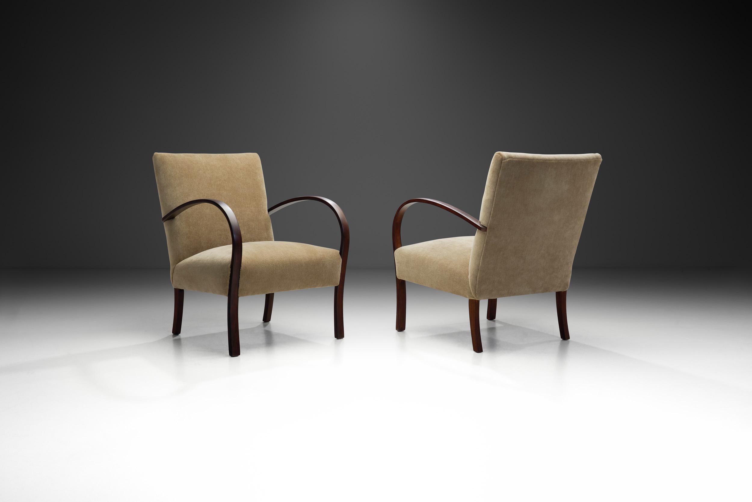 Mid-Century moderno Coppia di poltrone moderne svedesi in beeche, Svezia, circa anni '40 in vendita