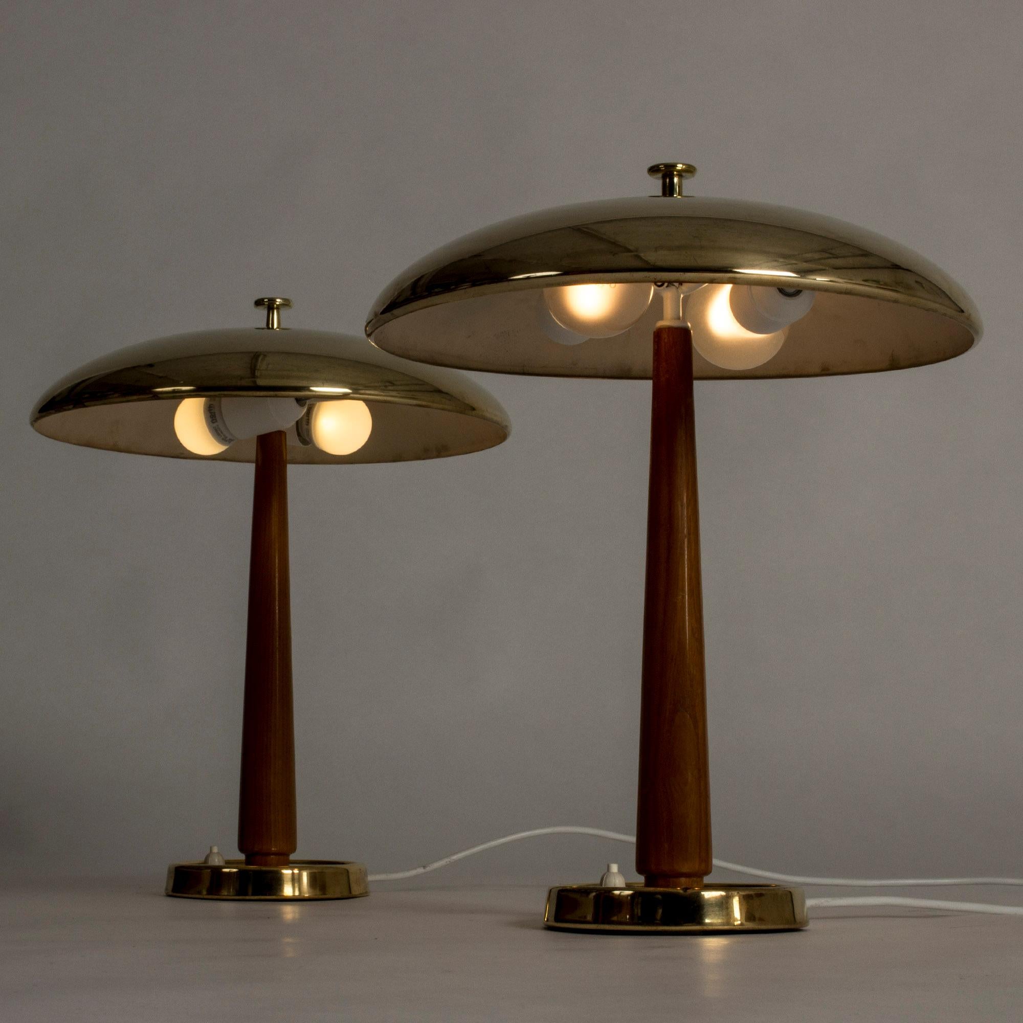 Pair of Swedish Modern Brass and Wood Table Lamps from Nordiska Kompaniet In Good Condition In Stockholm, SE