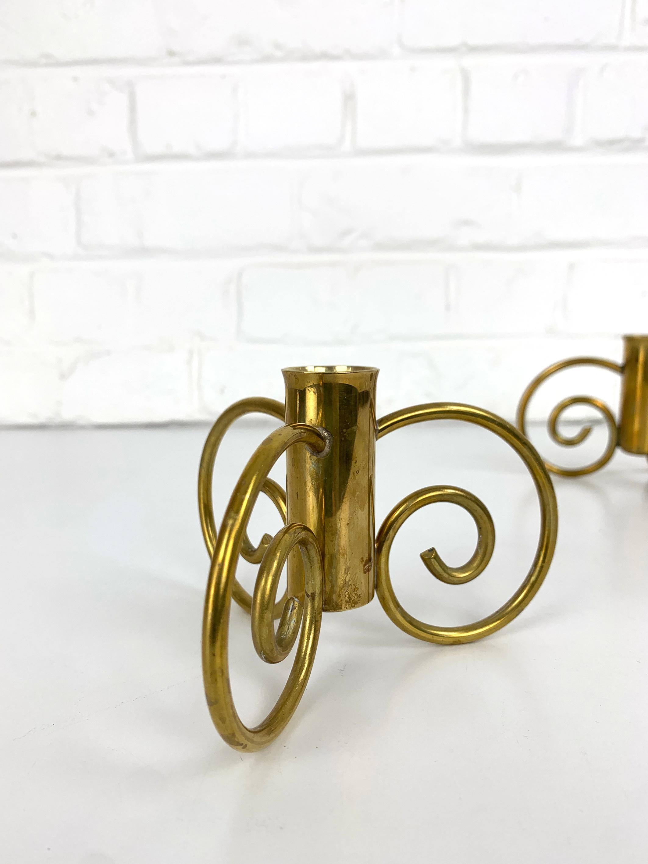 Pair of Swedish Modern Brass candle-sticks Lars Holmström for Svenskt Tenn, 1950 In Good Condition For Sale In Vorst, BE