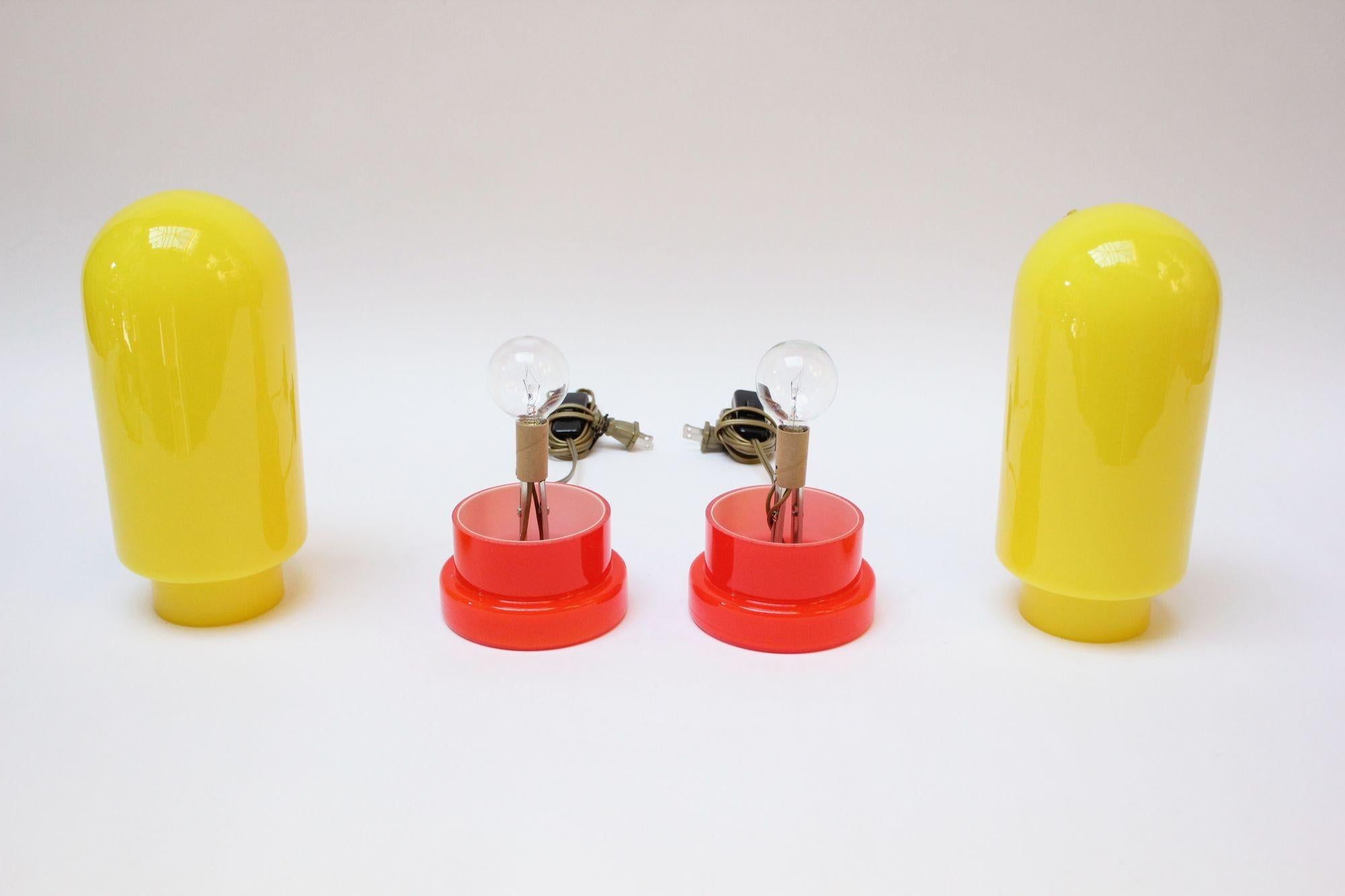 Scandinave moderne Paire de lampes de bureau modernes suédoises en verre d'art « Capsule » en jaune et rouge en vente