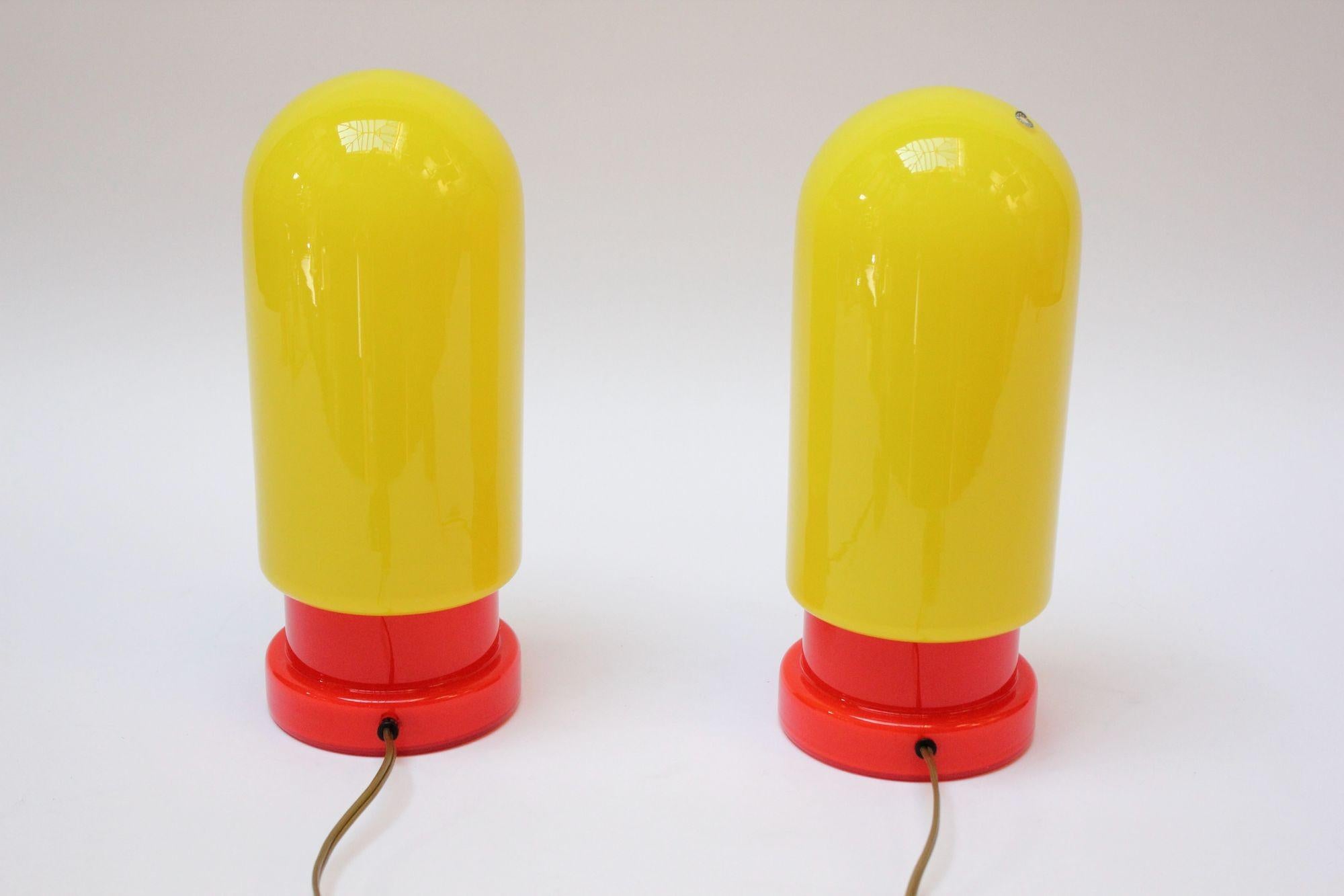 Suédois Paire de lampes de bureau modernes suédoises en verre d'art « Capsule » en jaune et rouge en vente
