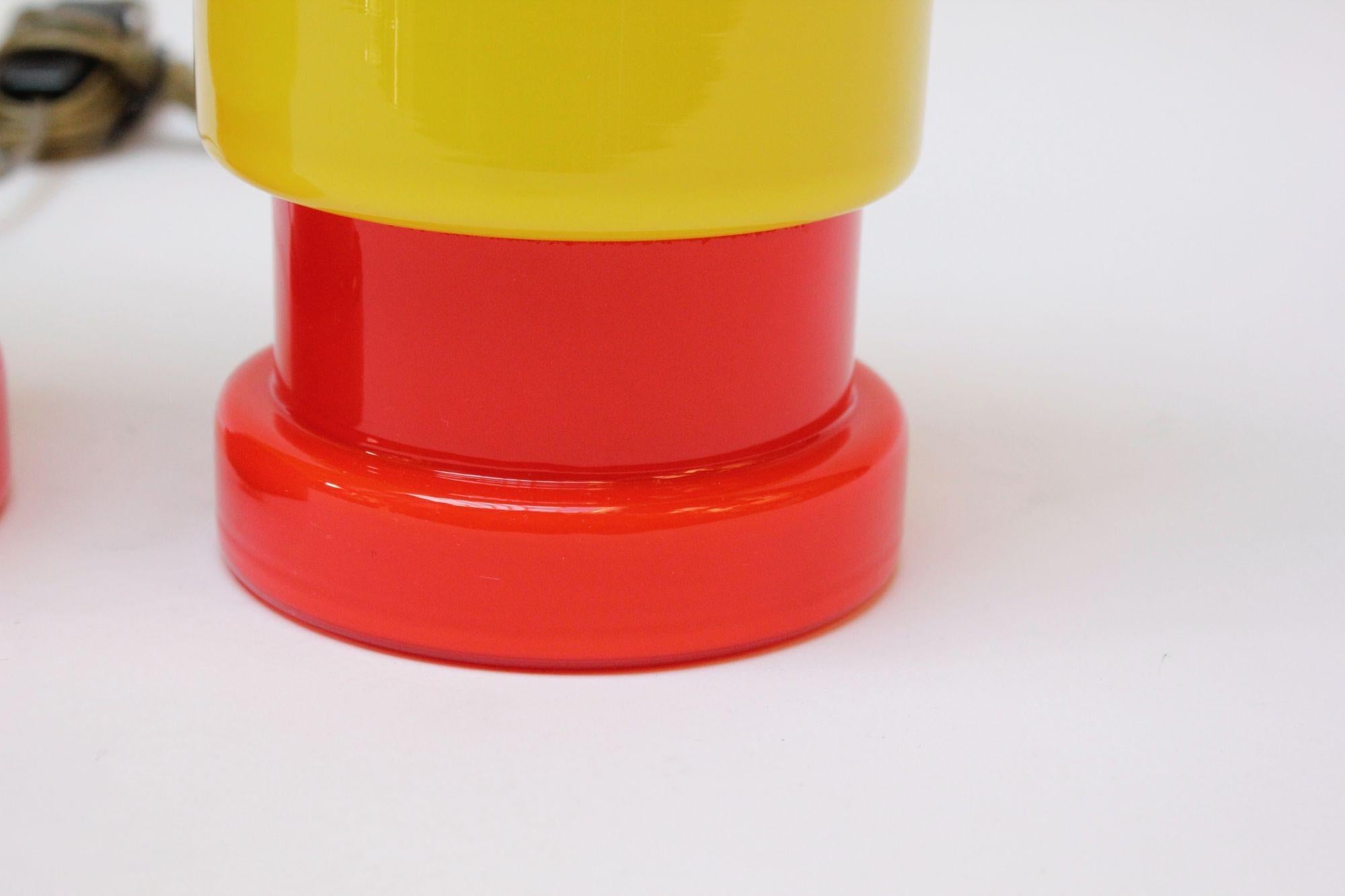 Verre d'art Paire de lampes de bureau modernes suédoises en verre d'art « Capsule » en jaune et rouge en vente