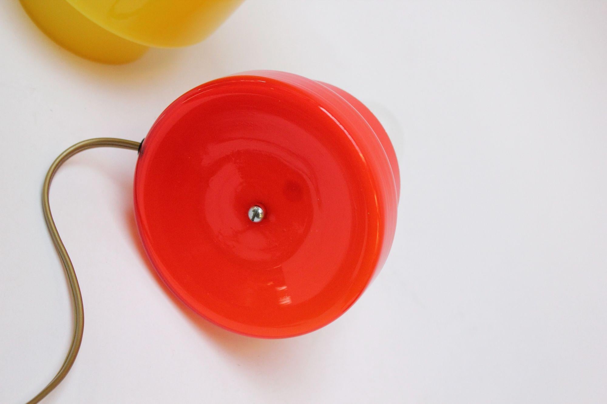 Paire de lampes de bureau modernes suédoises en verre d'art « Capsule » en jaune et rouge en vente 2
