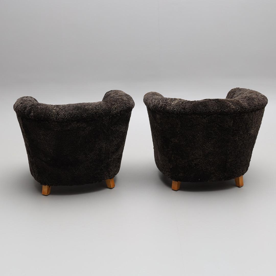 Pair of Swedish Modern Curved Armchairs in Dark Brown Sheepskin Produced 1940s In Excellent Condition In Stockholm, SE