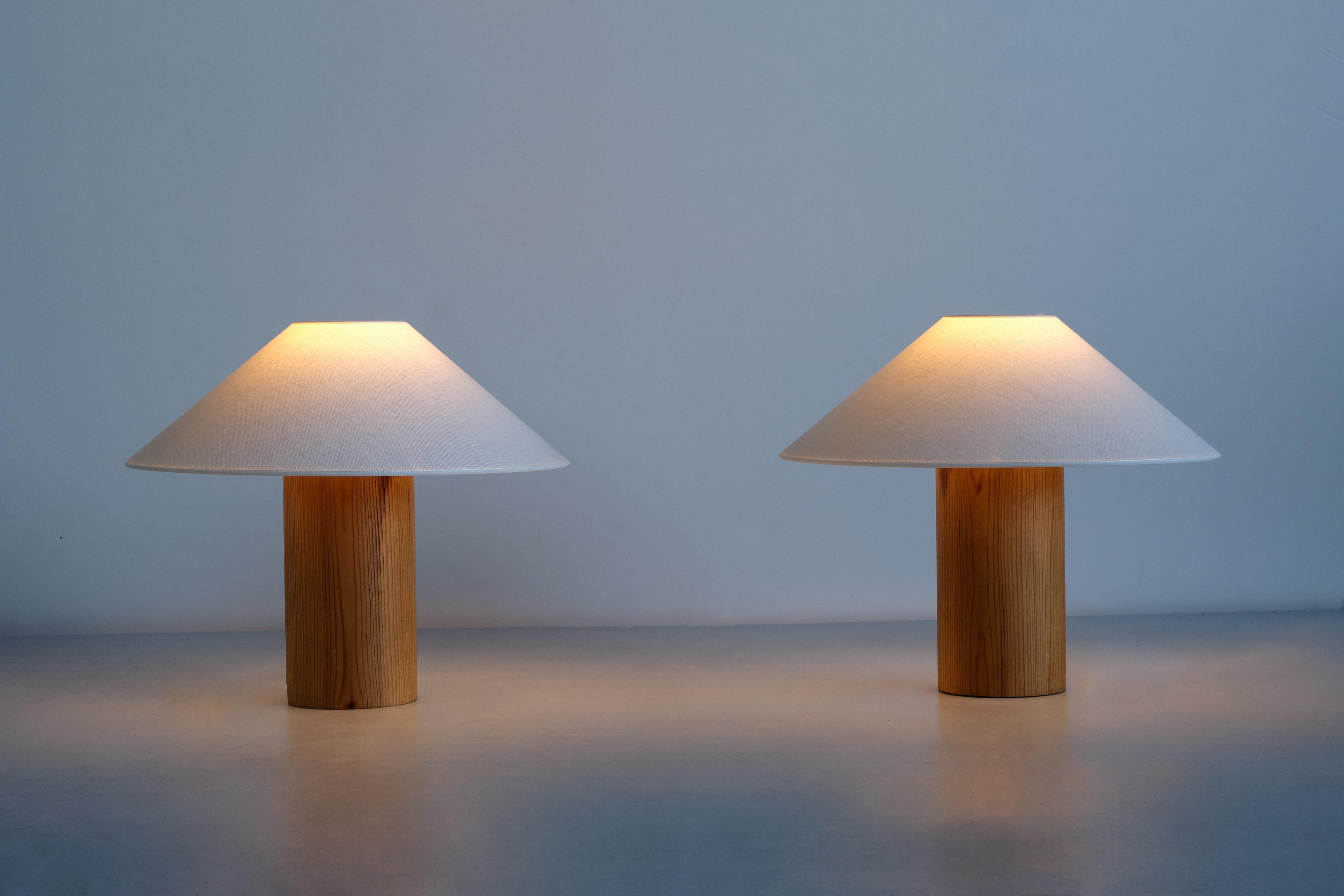 Pair of Swedish Modern Cylinder Shaped Table Lamps in Solid Pine Wood, 1960s In Good Condition In The Hague, NL