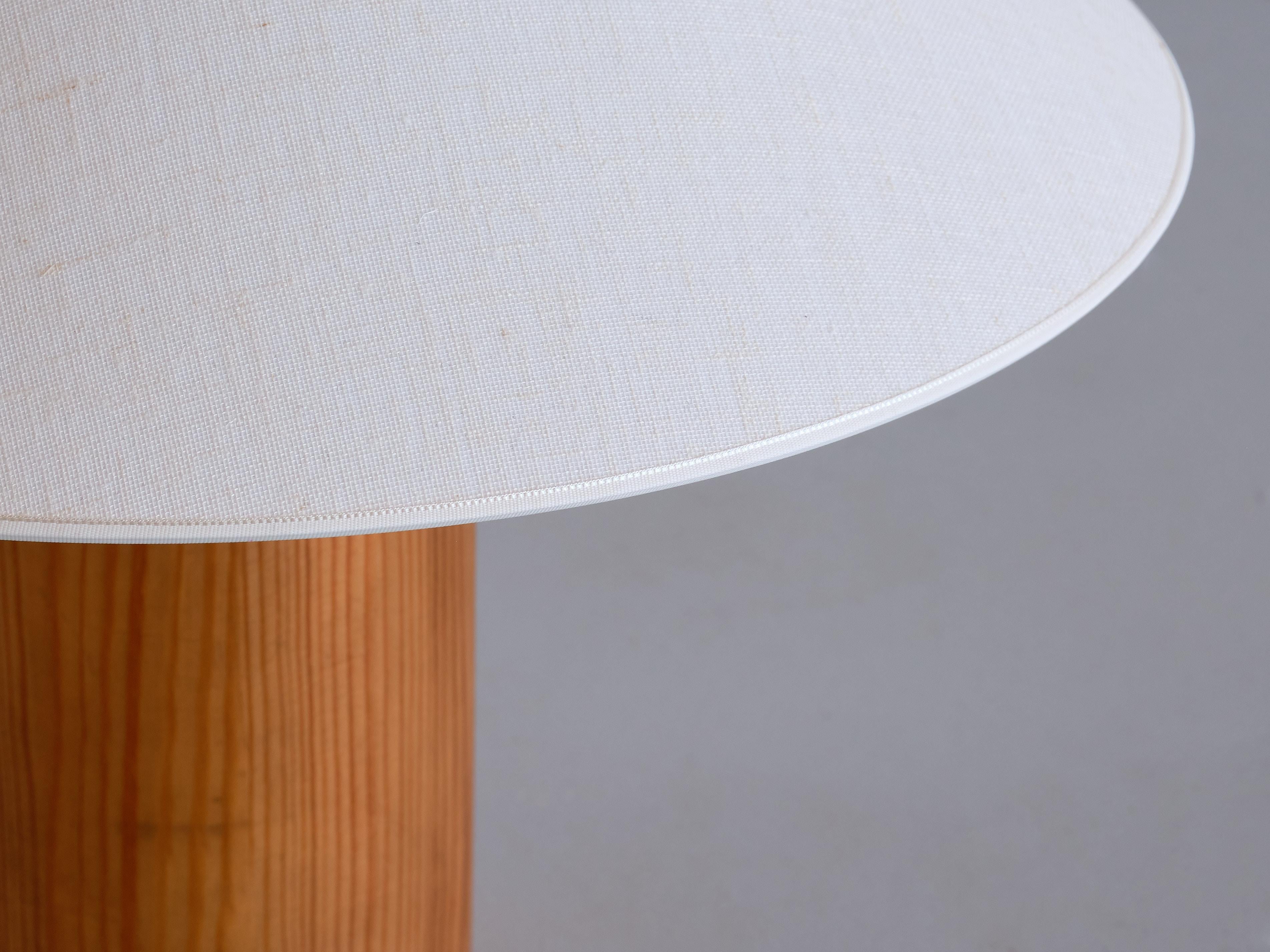 Mid-20th Century Pair of Swedish Modern Cylinder Shaped Table Lamps in Solid Pine Wood, 1960s
