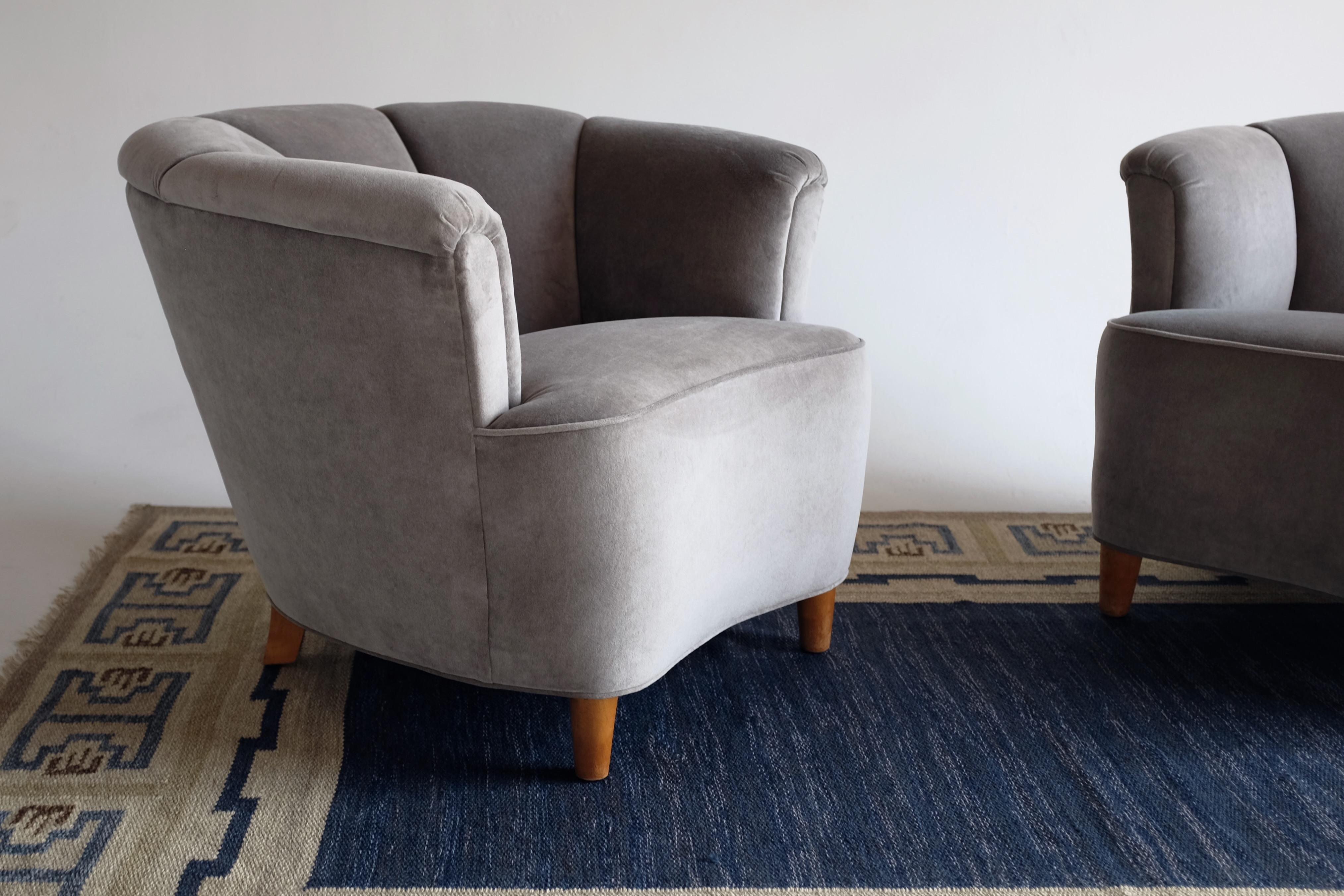 Mid-20th Century Pair of Swedish Modern Lounge Chairs For Sale
