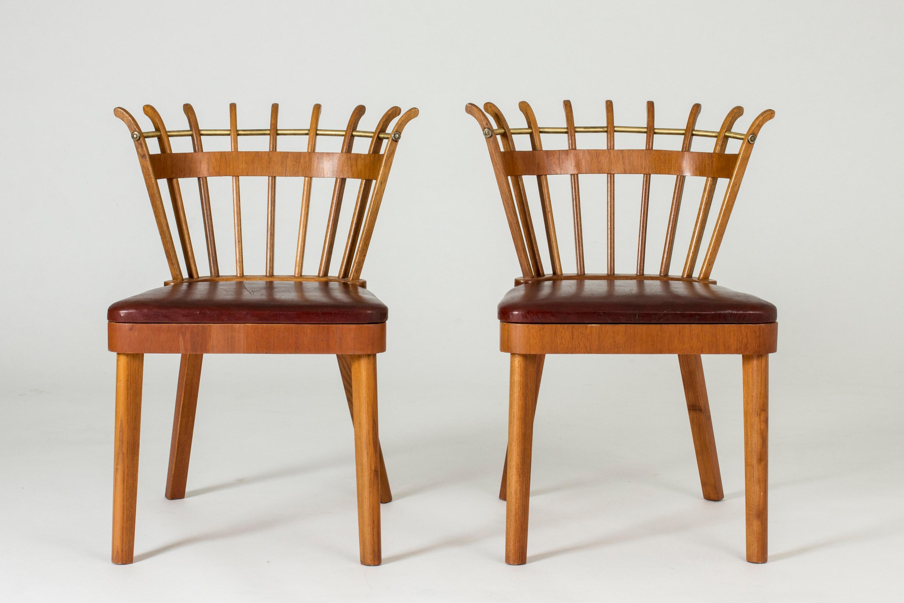 Pair of cool Swedish modern occasional chairs, signed “Stockholm, 1946” by their maker. Backs made from bars spread out like fans, red leather seats. Somewhat compact, clean lines.

Measures: Seat height 42 cm.