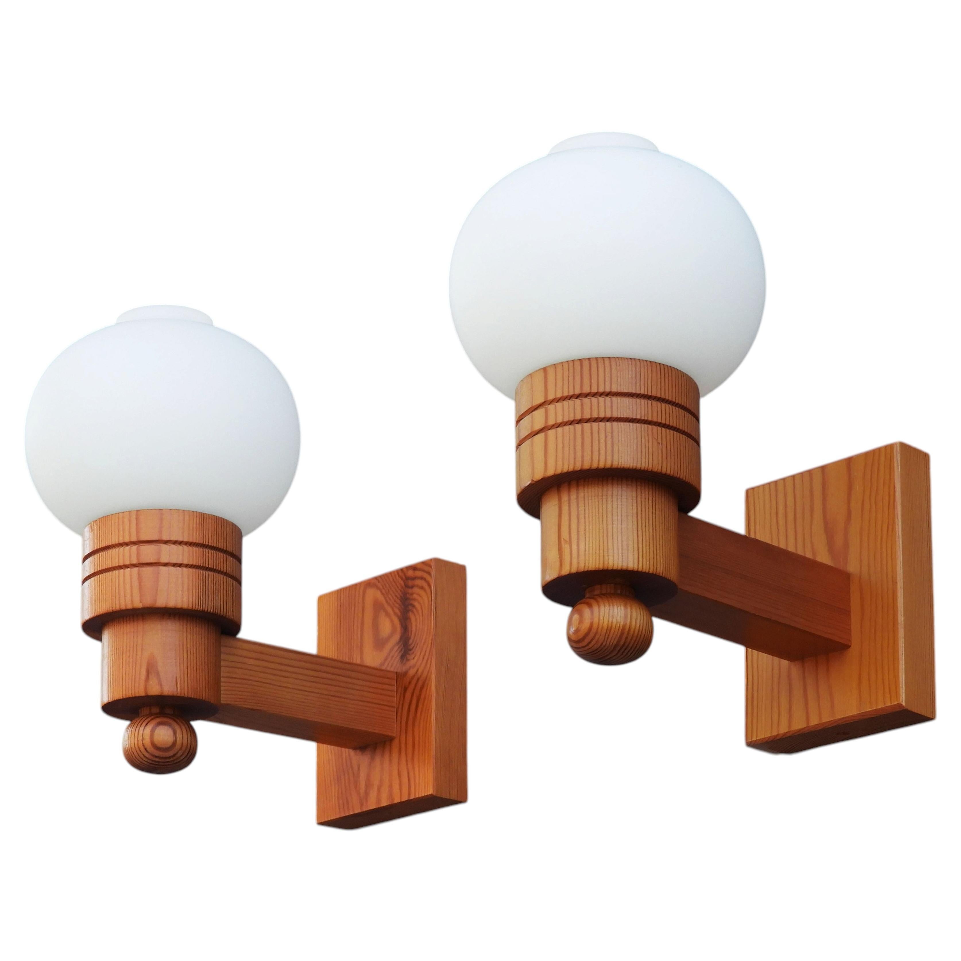 Par de apliques de pared suecos modernos de pino y cristal opalino, Aneta, c. 1970 en venta