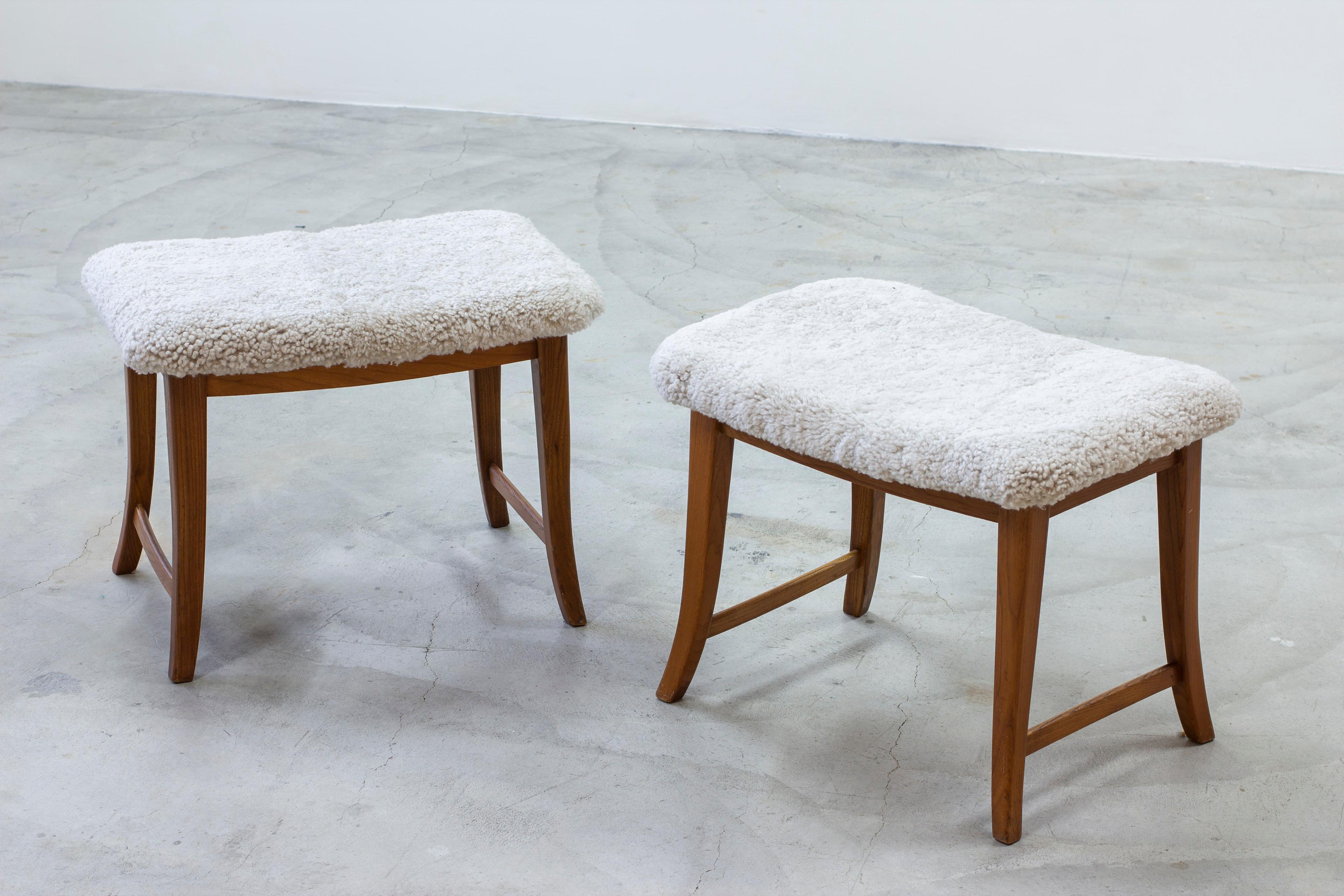 Pair of Swedish modern stools in elm with sheepskin made ca 1940s In Good Condition For Sale In Hägersten, SE