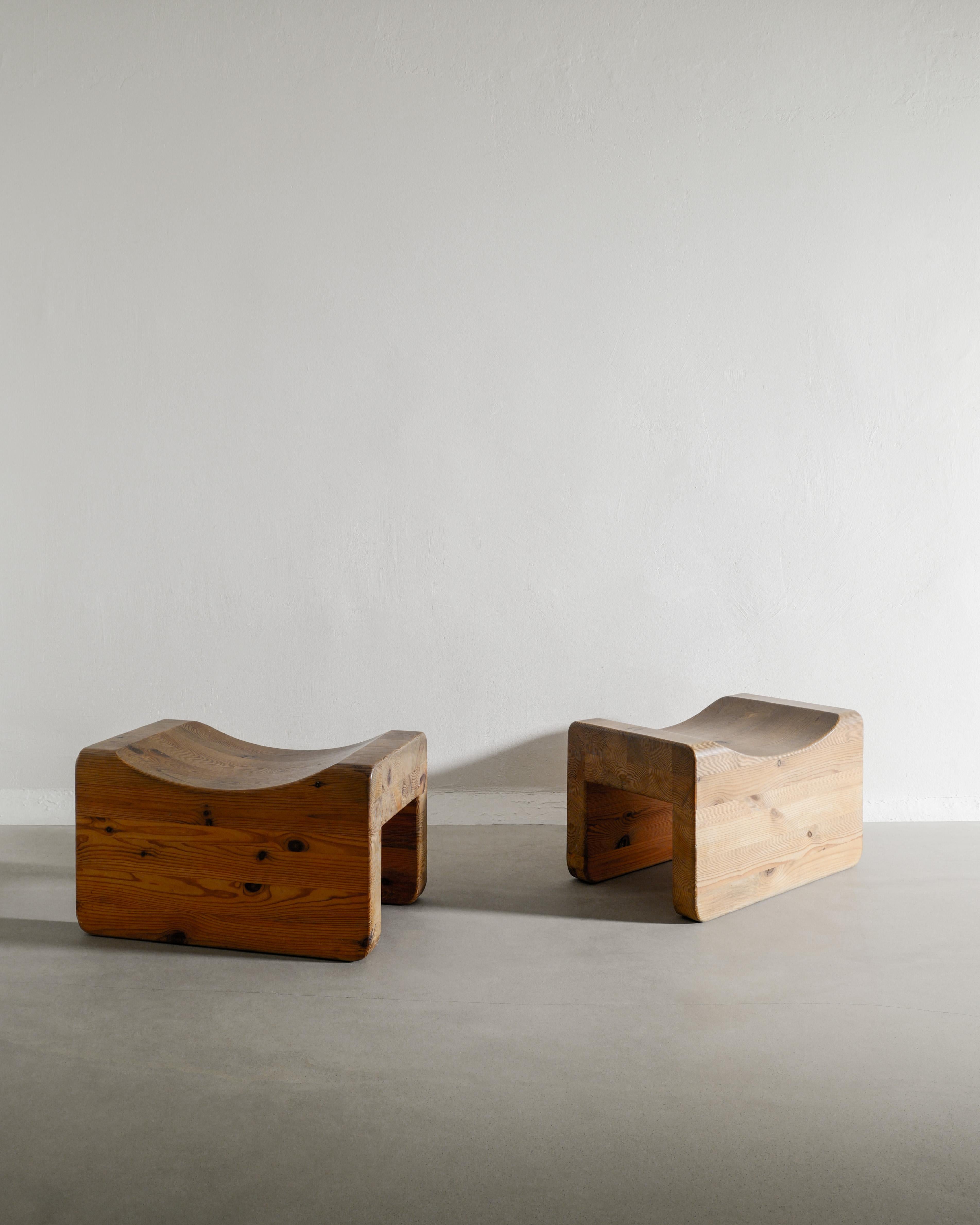Scandinavo moderno Coppia di sgabelli moderni svedesi in legno di pino 