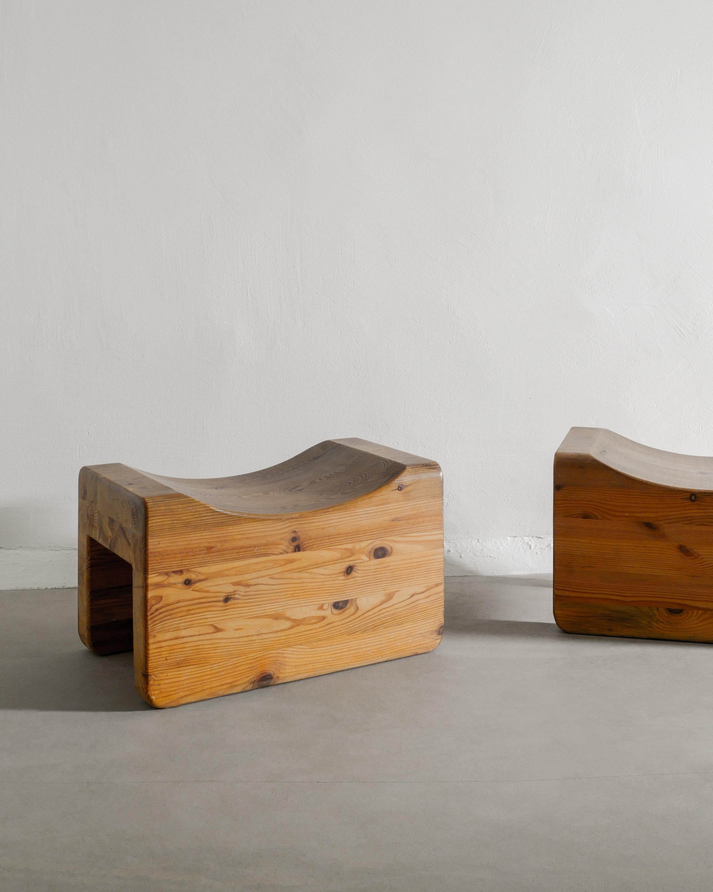 Svedese Coppia di sgabelli moderni svedesi in legno di pino 