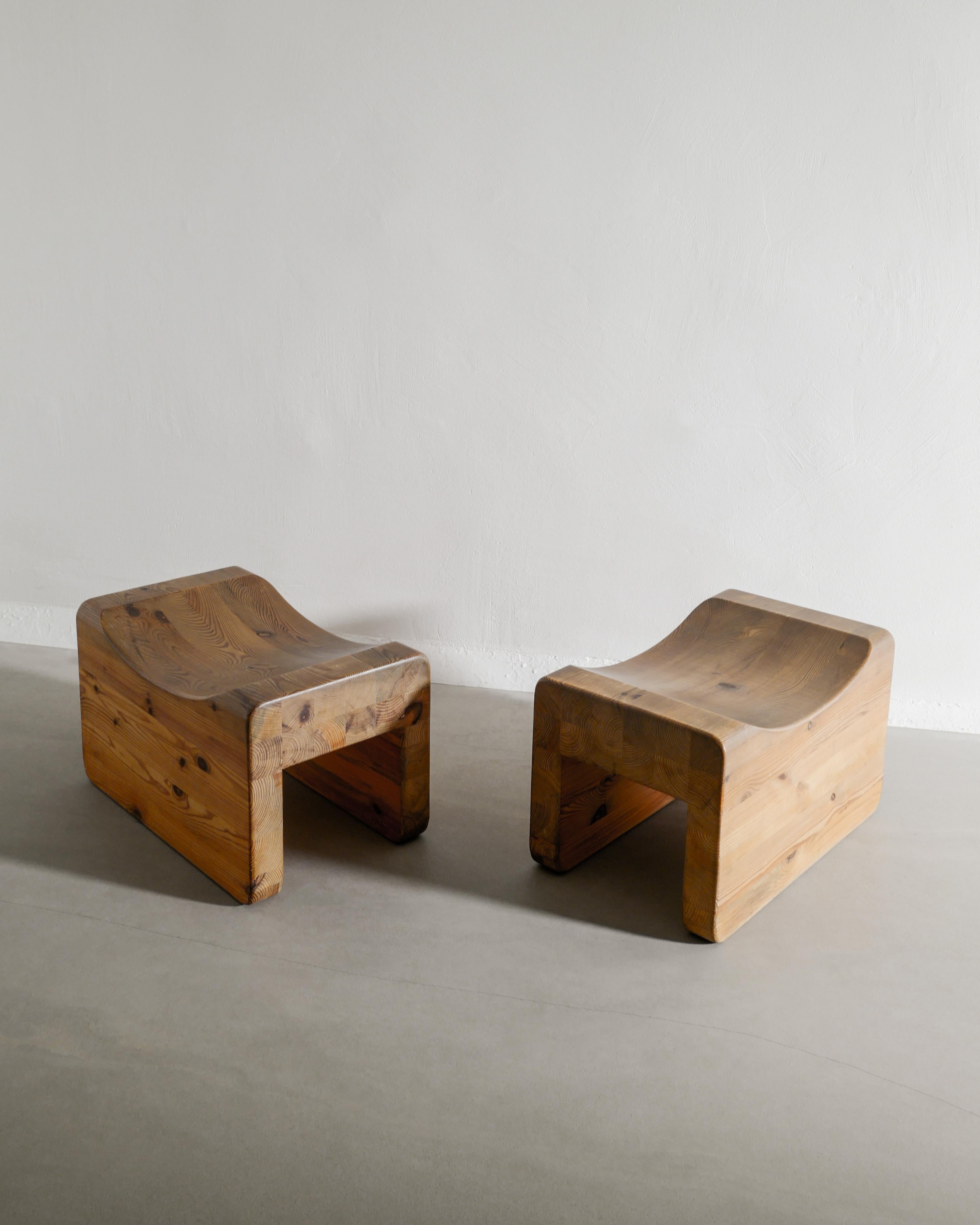 Coppia di sgabelli moderni svedesi in legno di pino 