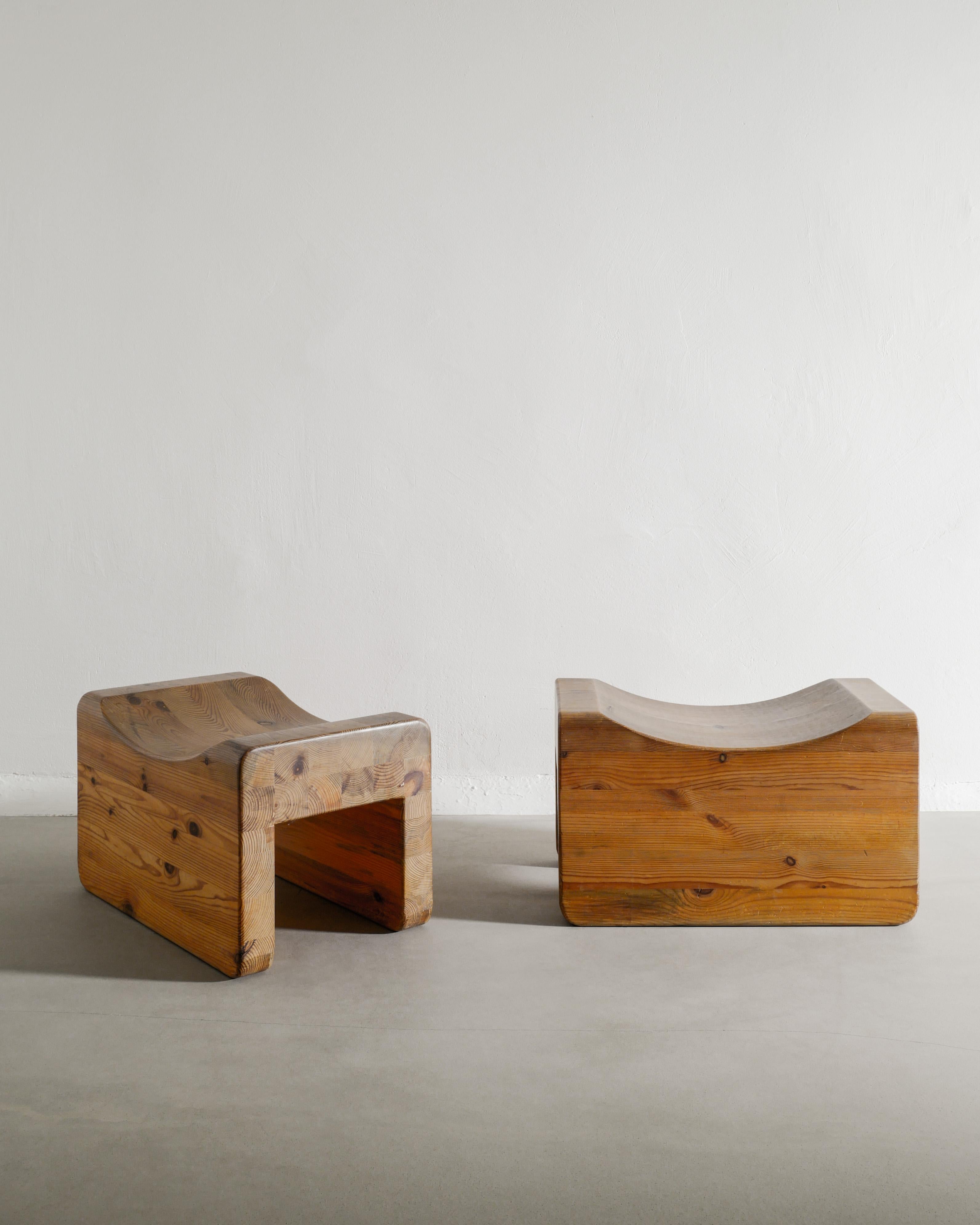 Fine XX secolo Coppia di sgabelli moderni svedesi in legno di pino 