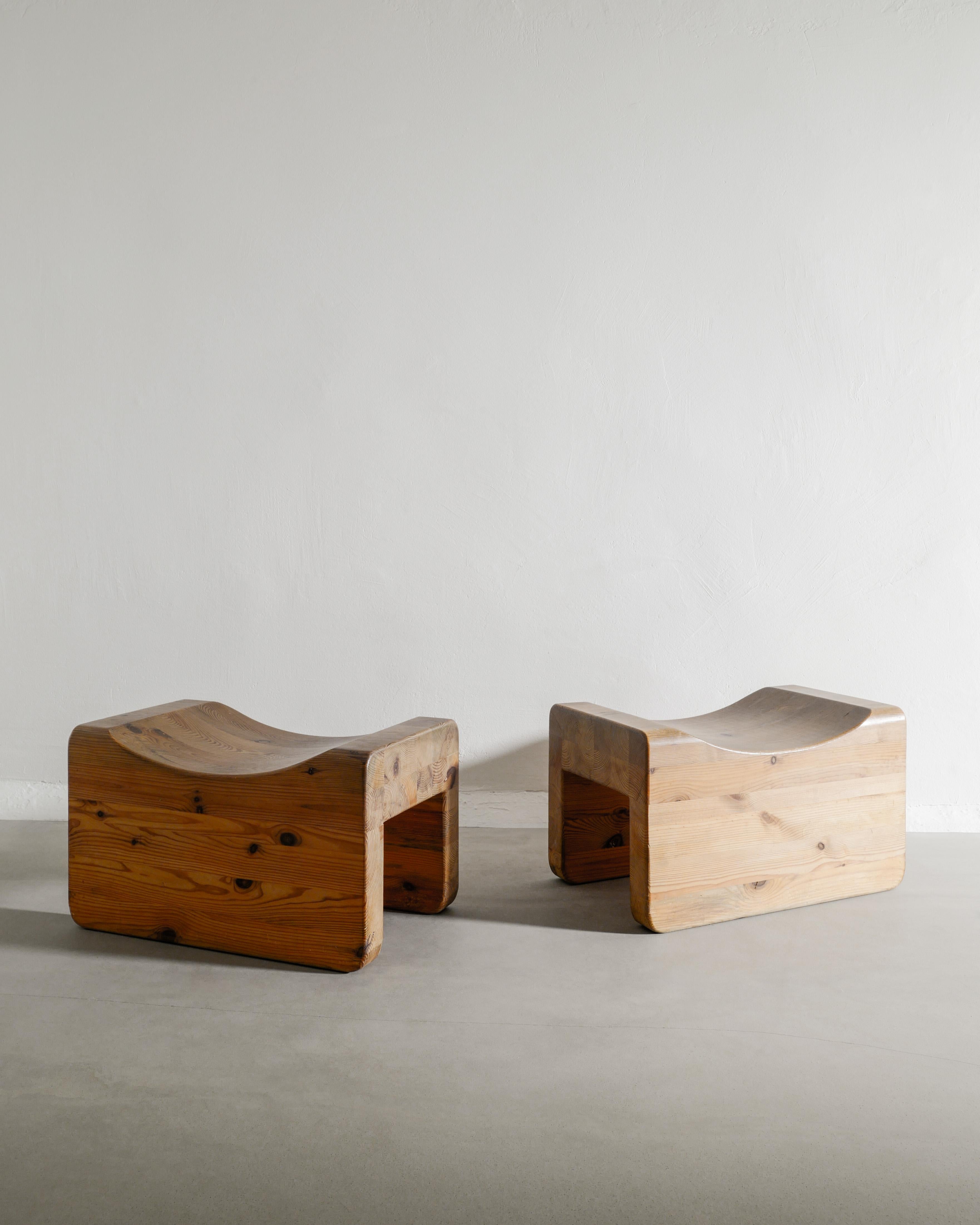 Coppia di sgabelli moderni svedesi in legno di pino 