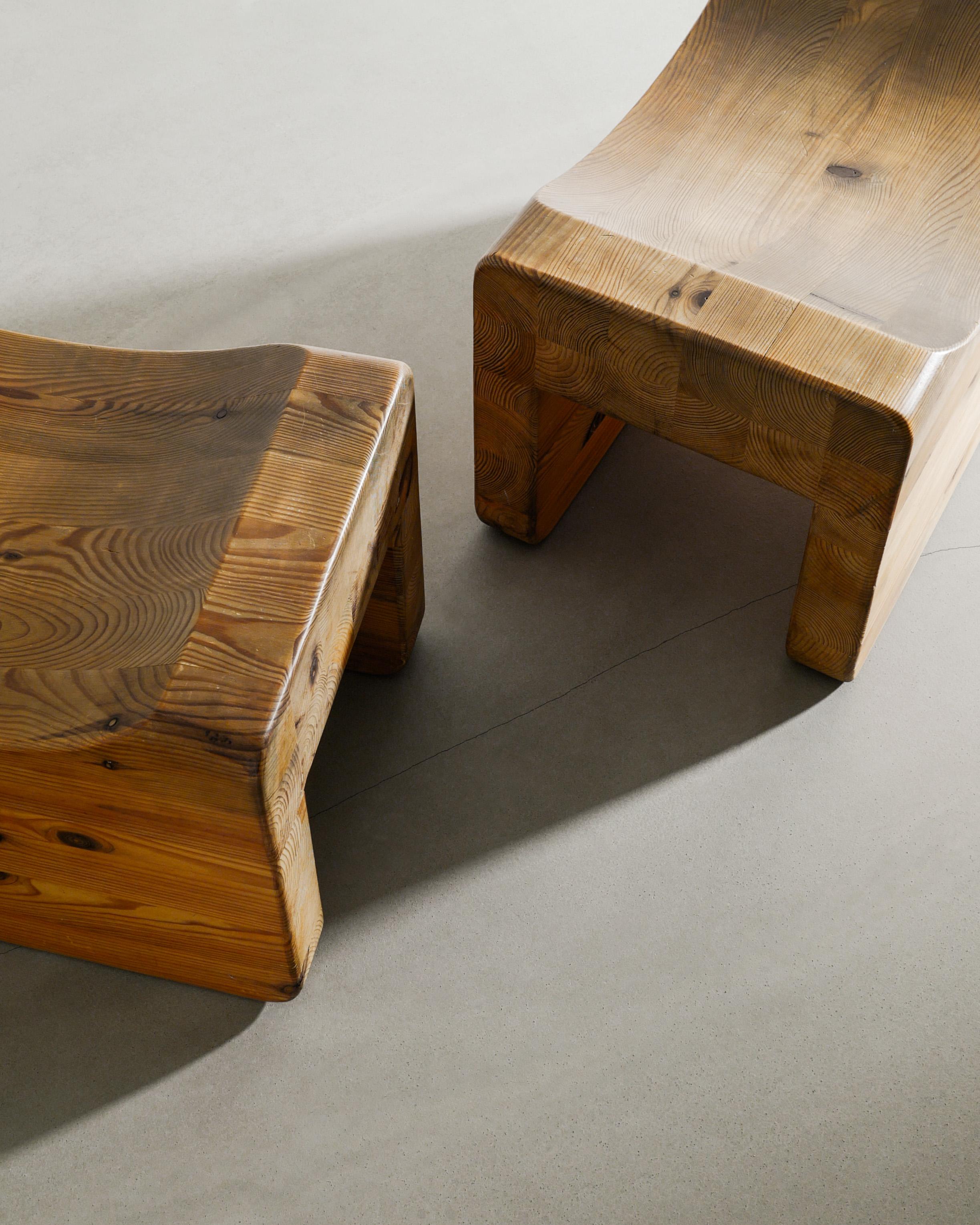 Coppia di sgabelli moderni svedesi in legno di pino 