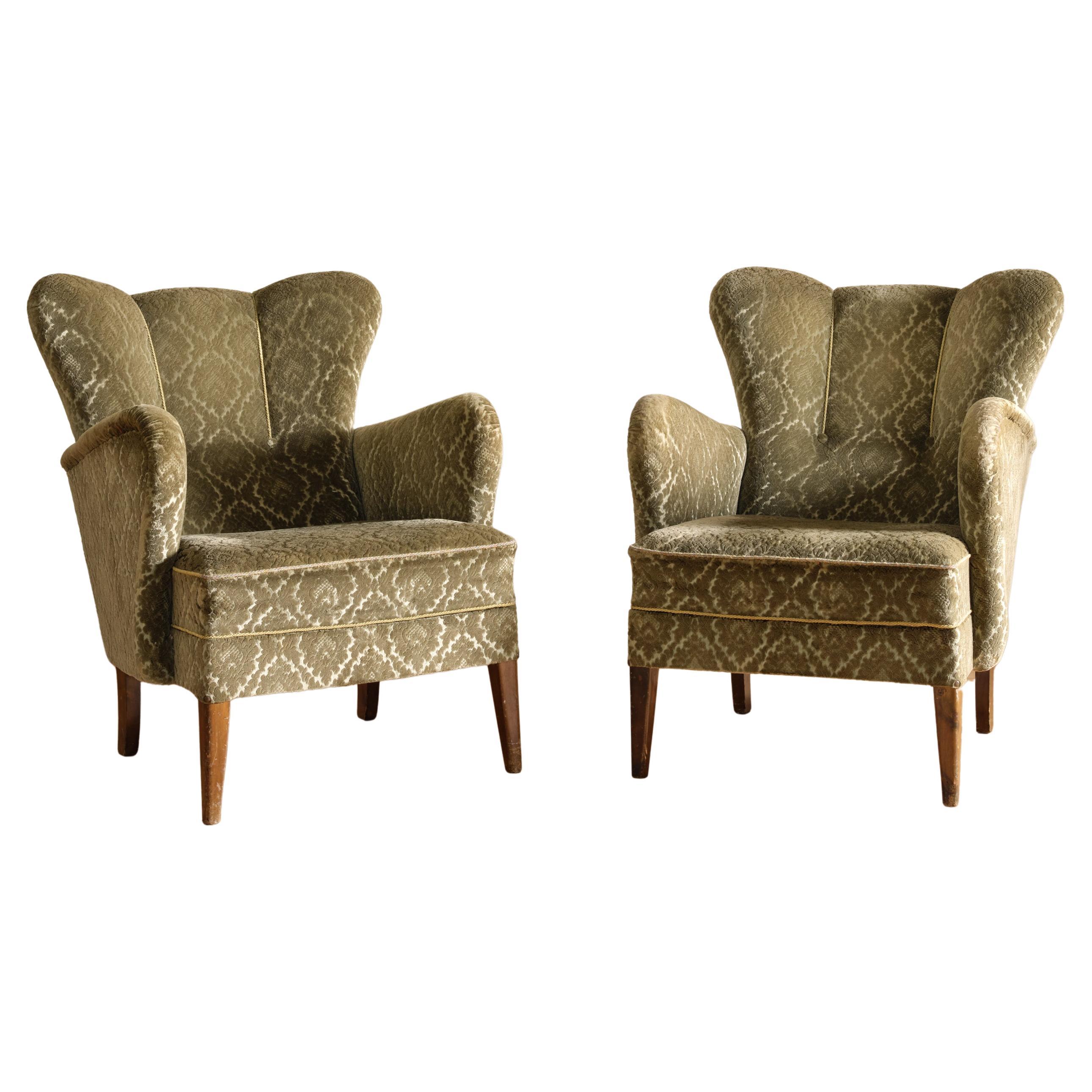 Paire de chaises longues suédoises à dossier en mohair, vers les années 1930 en vente