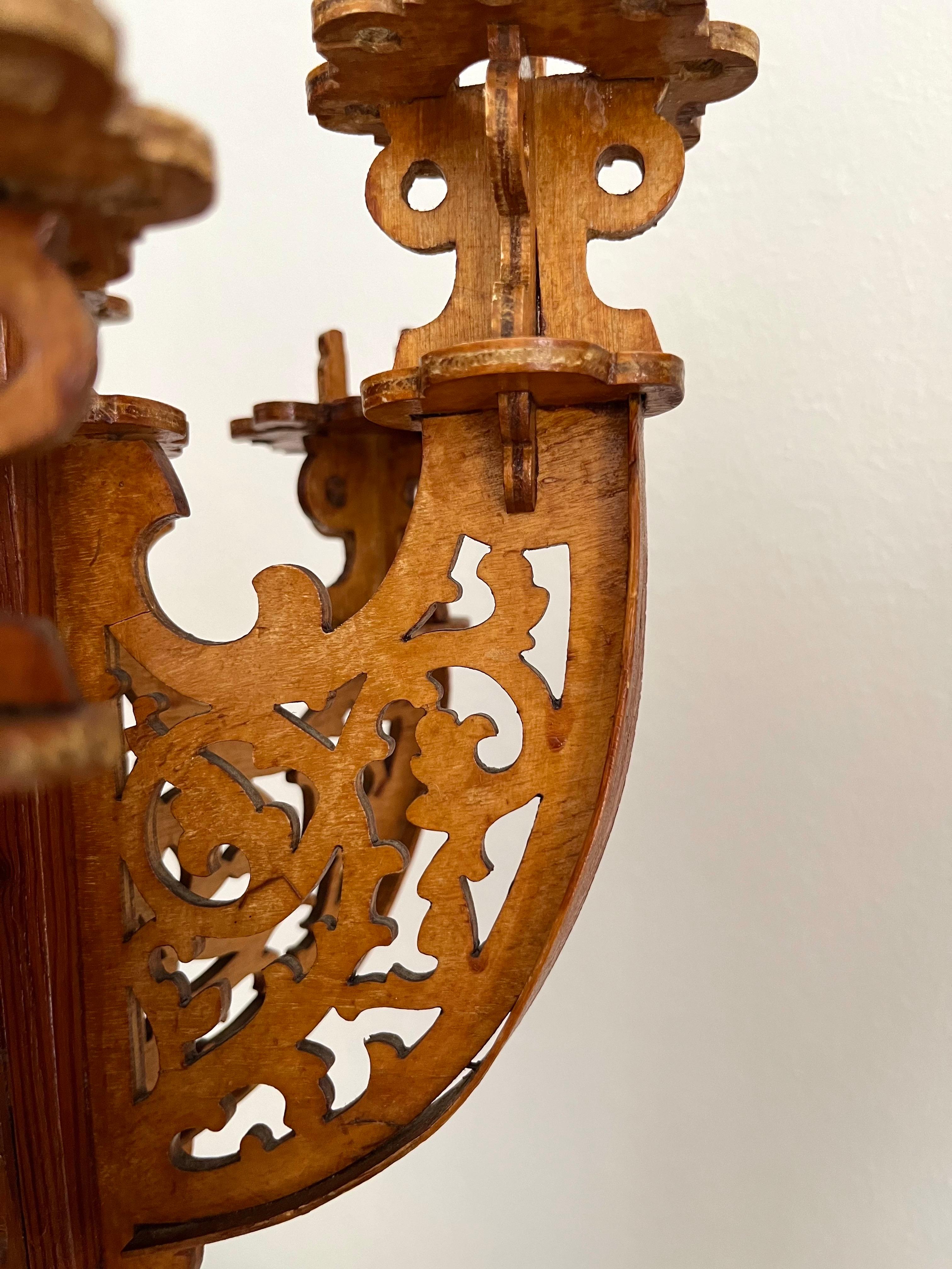 Pareja de candelabros neogóticos suecos de madera tallada a mano, años 1910 en venta 2