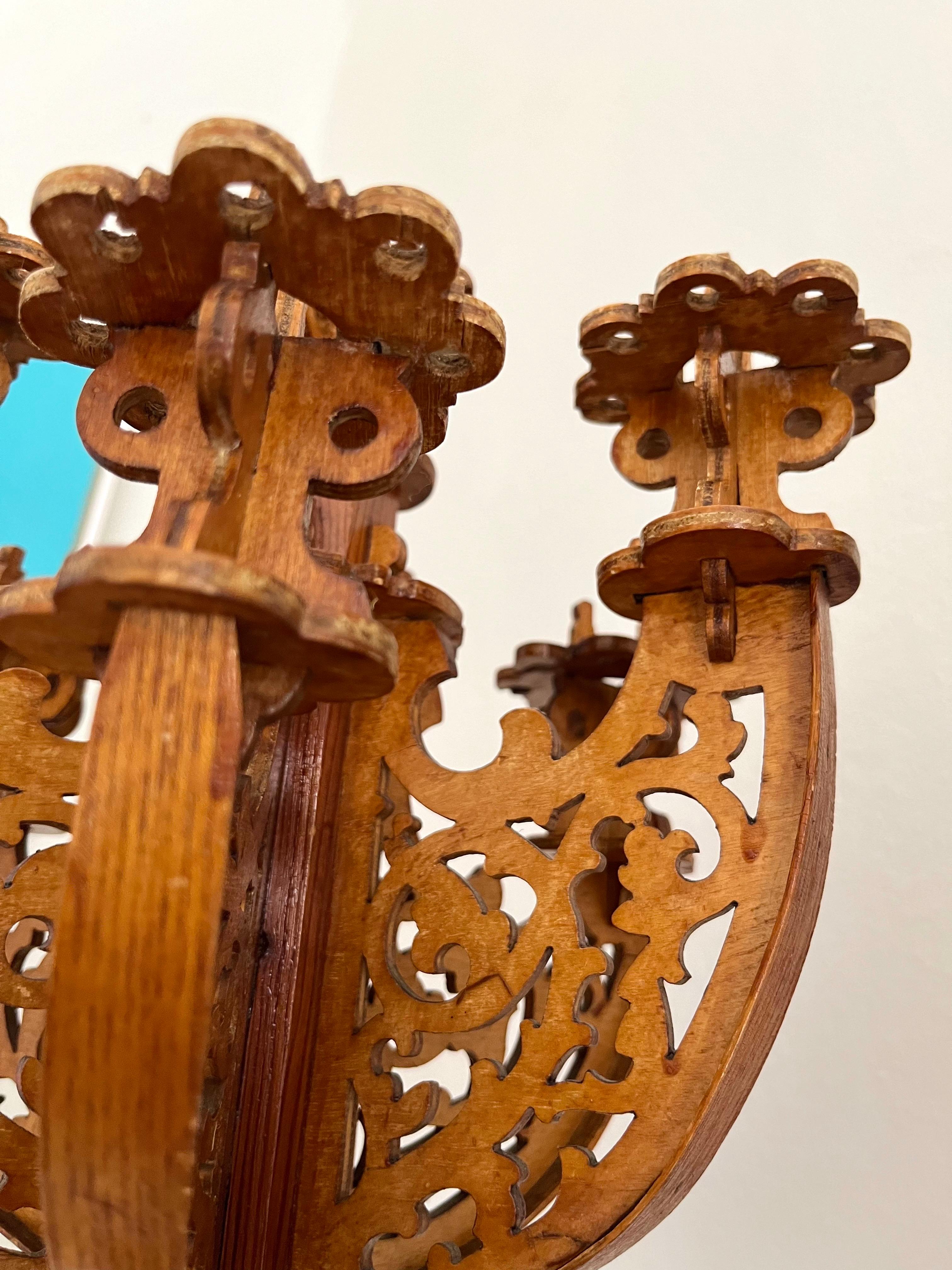 Pareja de candelabros neogóticos suecos de madera tallada a mano, años 1910 en venta 3