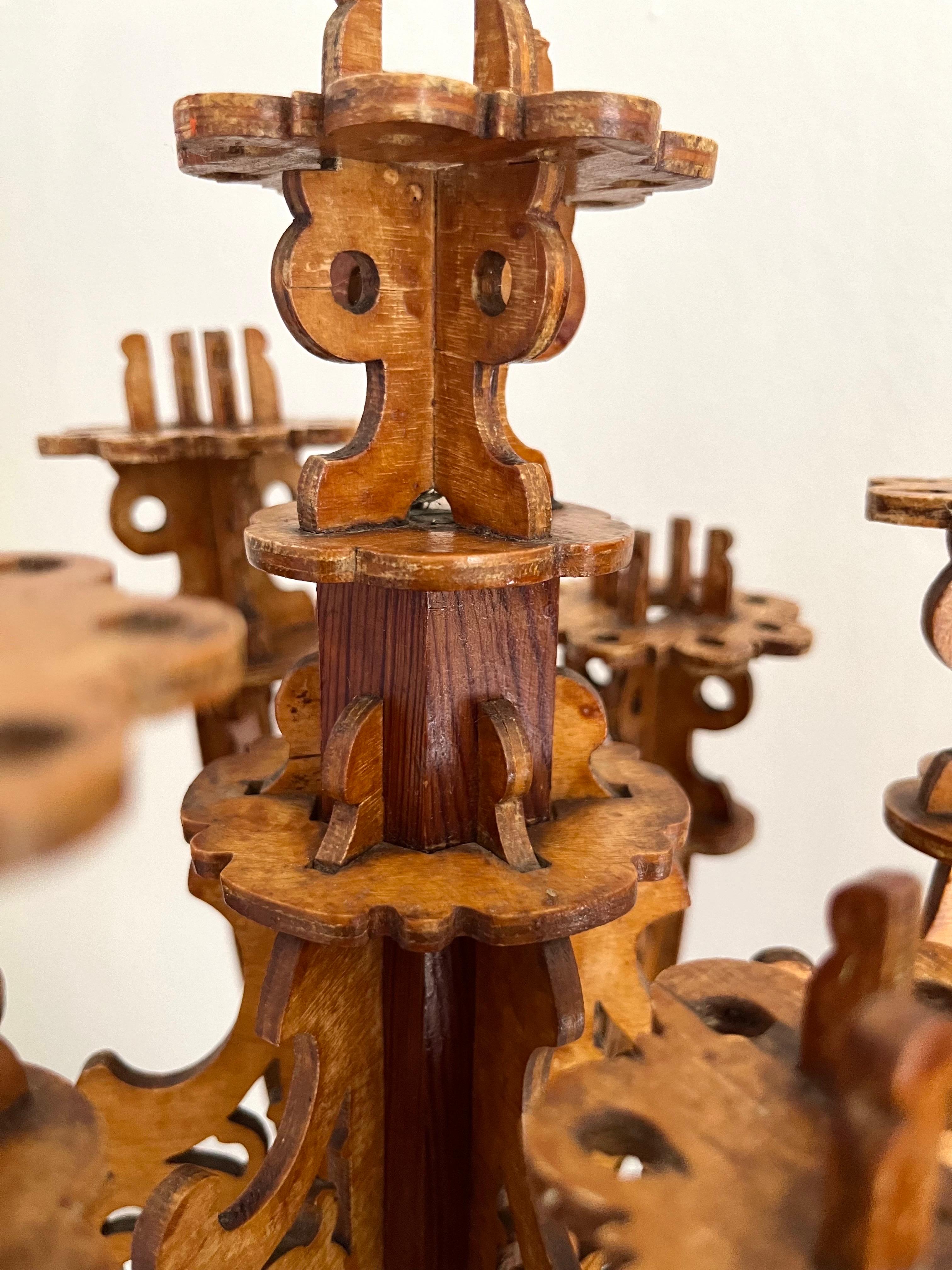 Pareja de candelabros neogóticos suecos de madera tallada a mano, años 1910 en venta 4