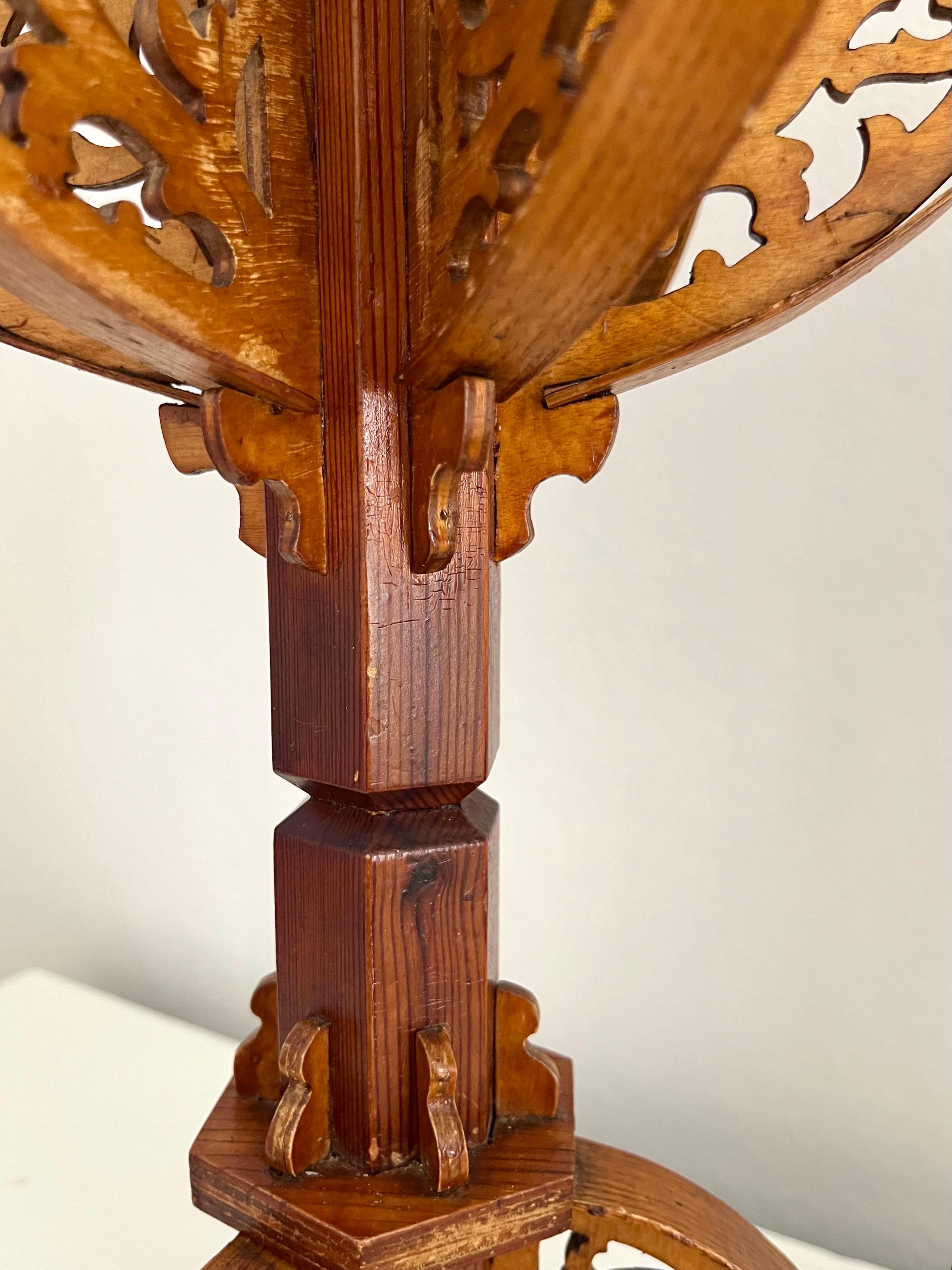 Pareja de candelabros neogóticos suecos de madera tallada a mano, años 1910 en venta 5