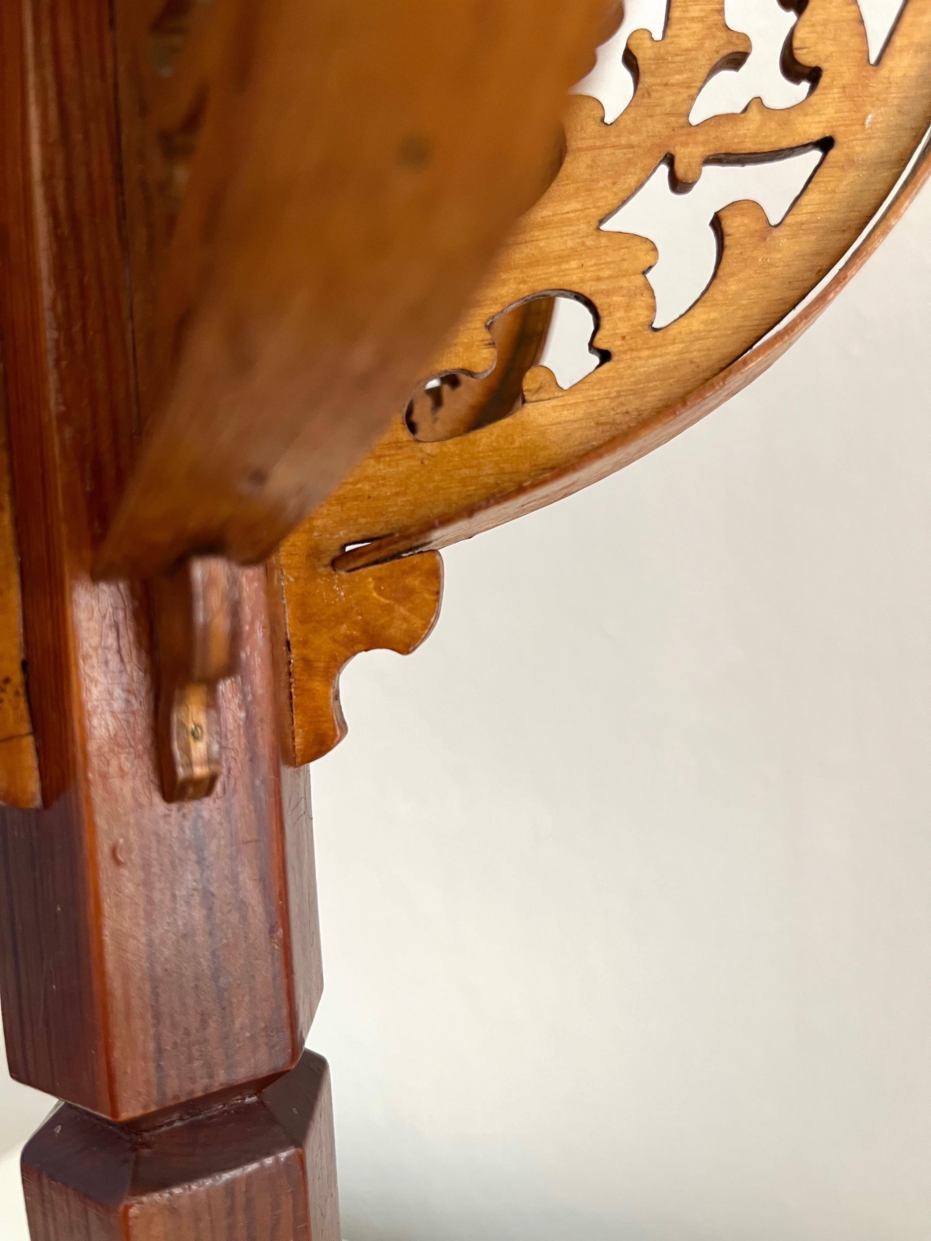 Pareja de candelabros neogóticos suecos de madera tallada a mano, años 1910 en venta 6