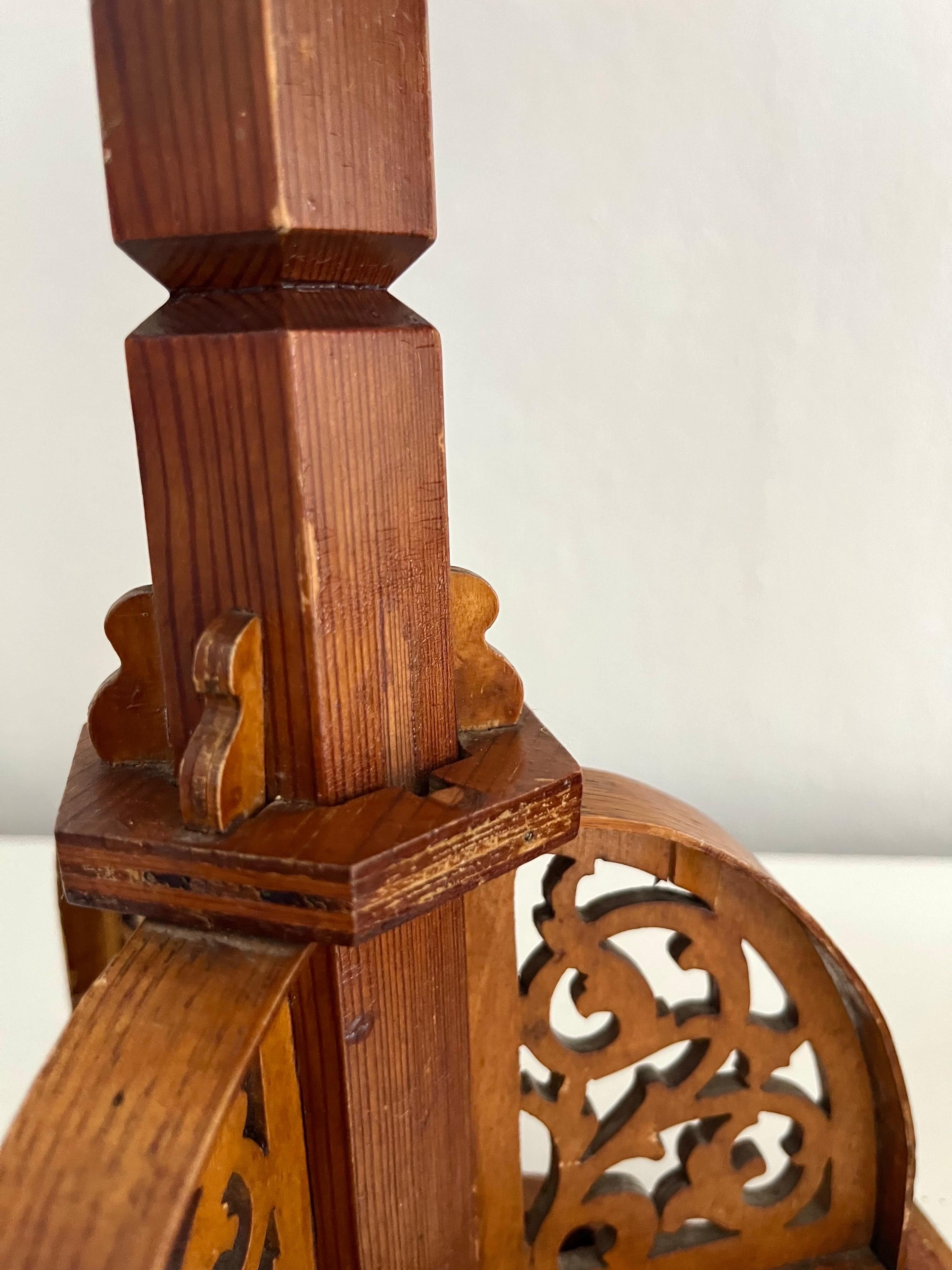 Pareja de candelabros neogóticos suecos de madera tallada a mano, años 1910 en venta 7