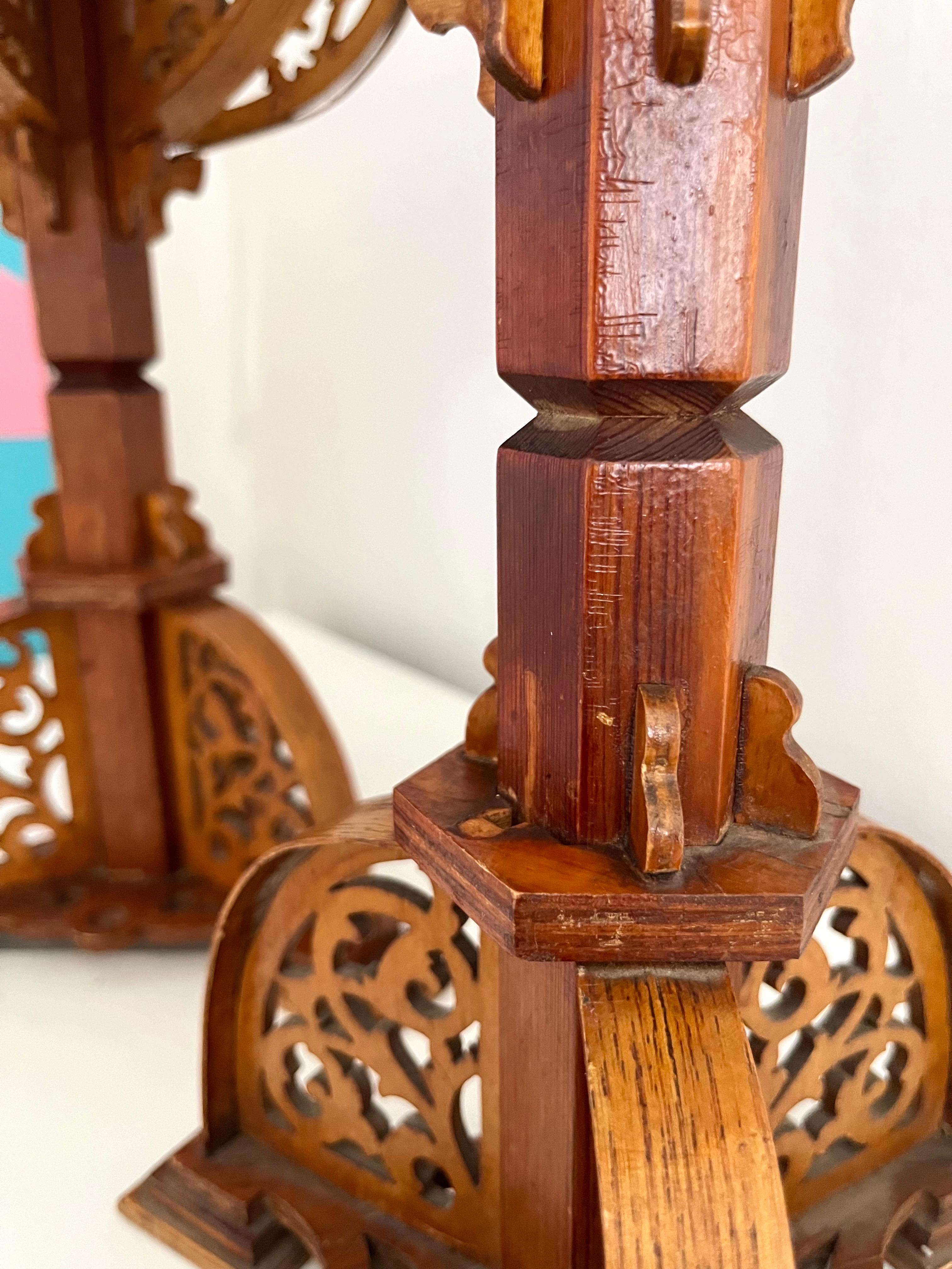 Pareja de candelabros neogóticos suecos de madera tallada a mano, años 1910 en venta 8