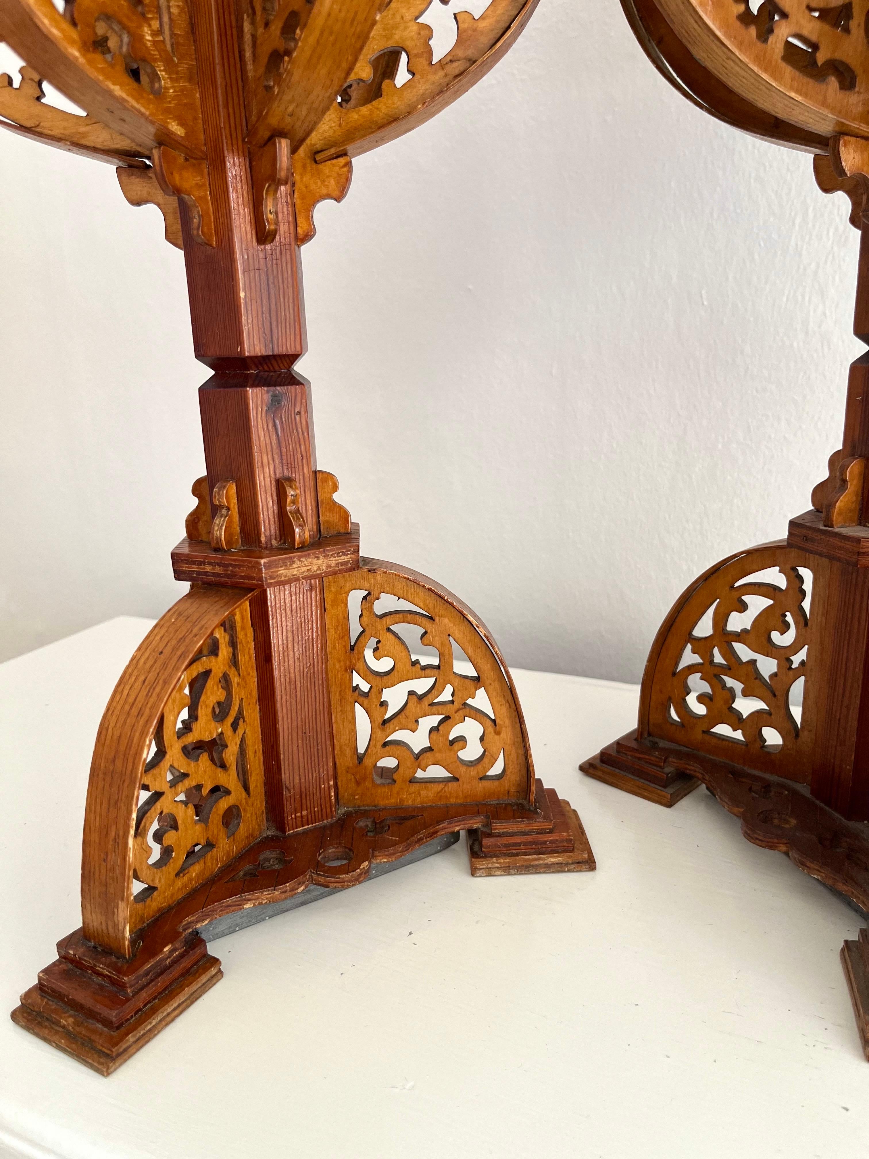 Pareja de candelabros neogóticos suecos de madera tallada a mano, años 1910 en venta 9